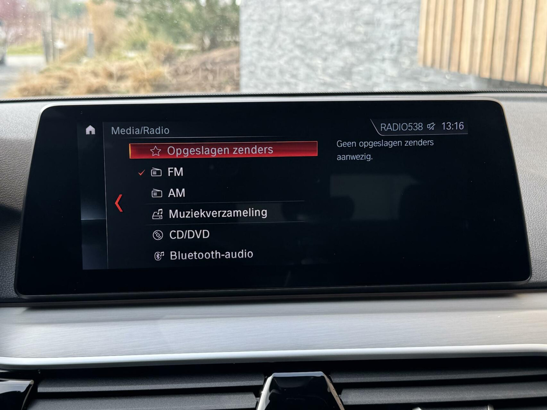 BMW 5 Serie Touring 520i Automaat M-sport | 20 inch lichtmetalen velgen | Navigatie proffesional | Sportstoelen | Stoelverwarming voor | Climate control | Cruise control | Parkeersensoren voor en achter 43770682-15.jpg | Timcars.nl