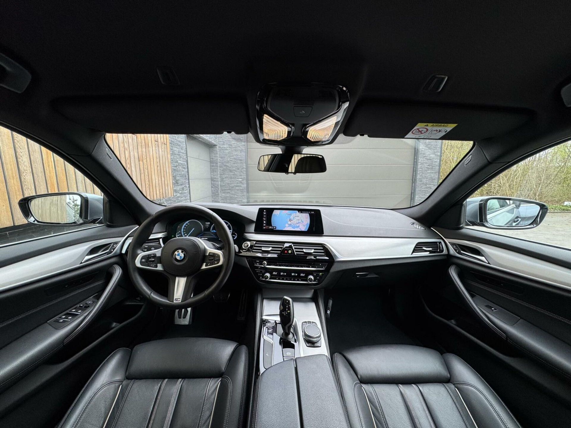 BMW 5 Serie Touring 520i Automaat M-sport | 20 inch lichtmetalen velgen | Navigatie proffesional | Sportstoelen | Stoelverwarming voor | Climate control | Cruise control | Parkeersensoren voor en achter 43770682-2.jpg | Timcars.nl