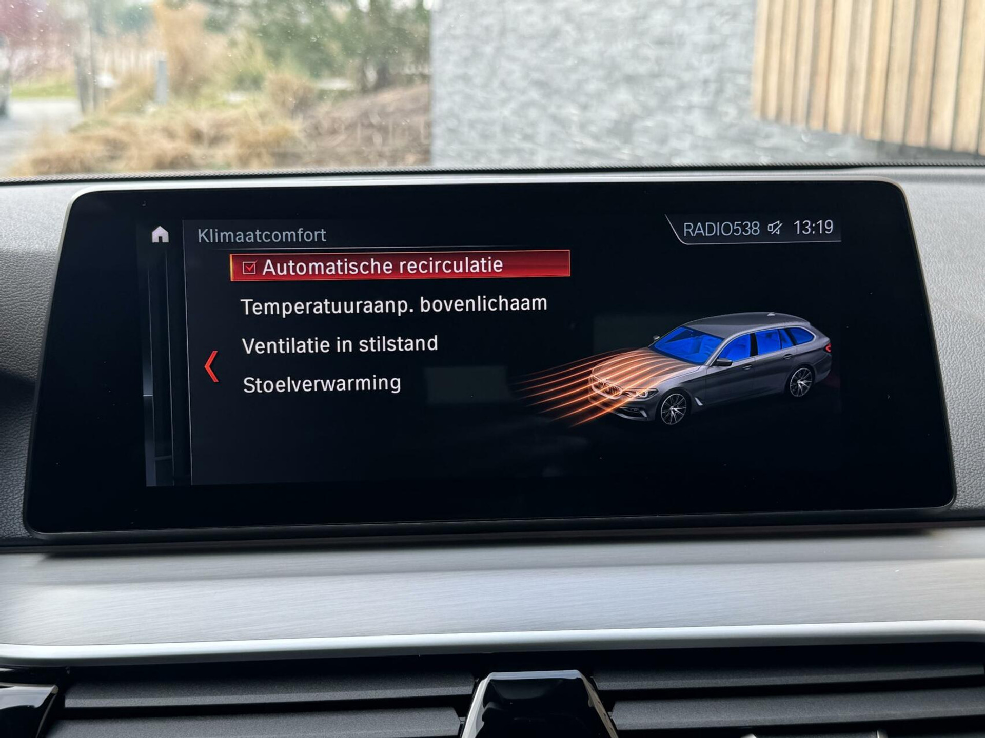 BMW 5 Serie Touring 520i Automaat M-sport | 20 inch lichtmetalen velgen | Navigatie proffesional | Sportstoelen | Stoelverwarming voor | Climate control | Cruise control | Parkeersensoren voor en achter 43770682-24.jpg | Timcars.nl