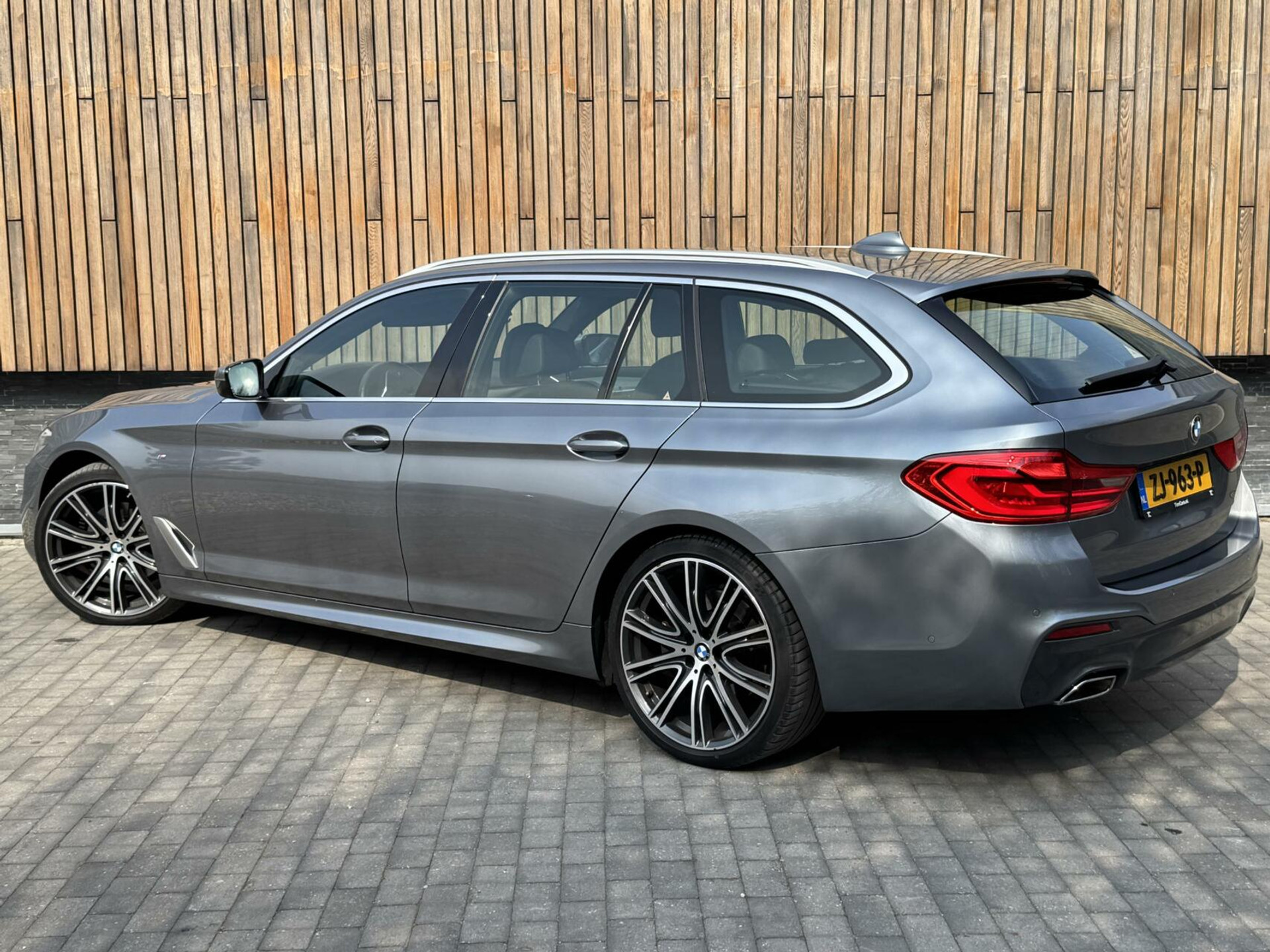 BMW 5 Serie Touring 520i Automaat M-sport | 20 inch lichtmetalen velgen | Navigatie proffesional | Sportstoelen | Stoelverwarming voor | Climate control | Cruise control | Parkeersensoren voor en achter 43770682-35.jpg | Timcars.nl
