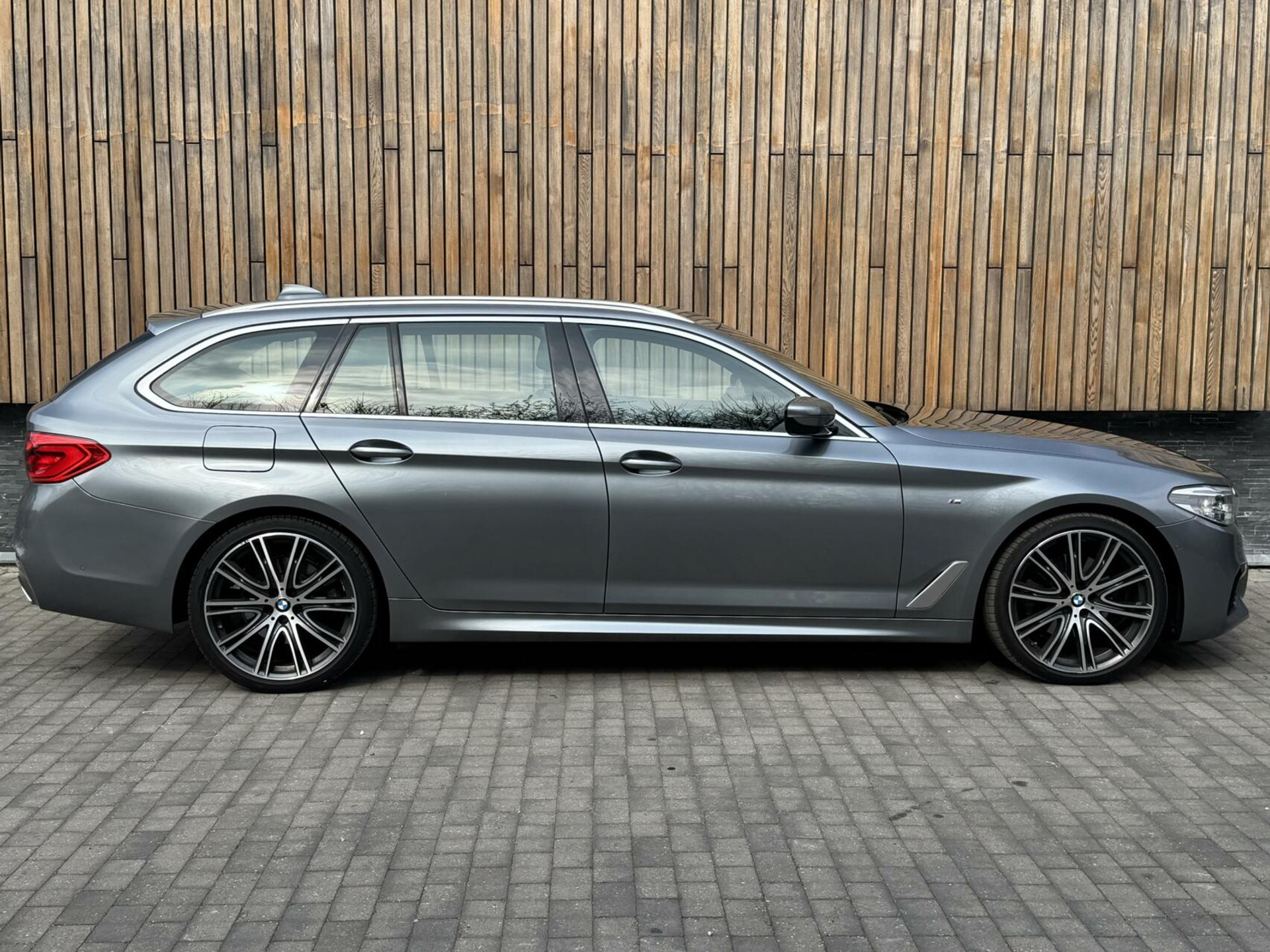 BMW 5 Serie Touring 520i Automaat M-sport | 20 inch lichtmetalen velgen | Navigatie proffesional | Sportstoelen | Stoelverwarming voor | Climate control | Cruise control | Parkeersensoren voor en achter 43770682-36.jpg | Timcars.nl