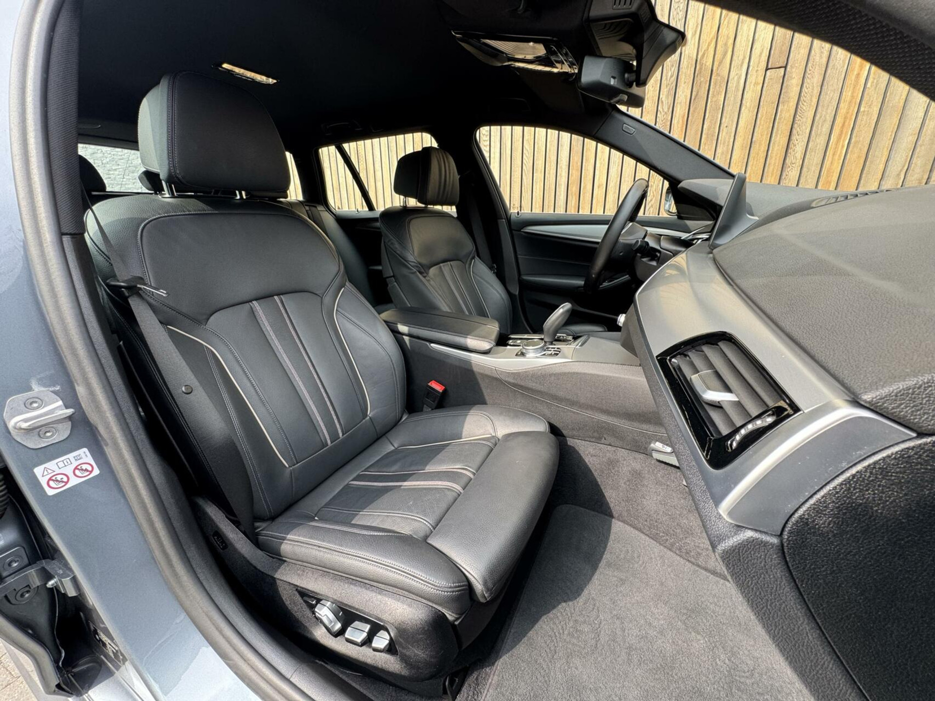 BMW 5 Serie Touring 520i Automaat M-sport | 20 inch lichtmetalen velgen | Navigatie proffesional | Sportstoelen | Stoelverwarming voor | Climate control | Cruise control | Parkeersensoren voor en achter 43770682-40.jpg | Timcars.nl
