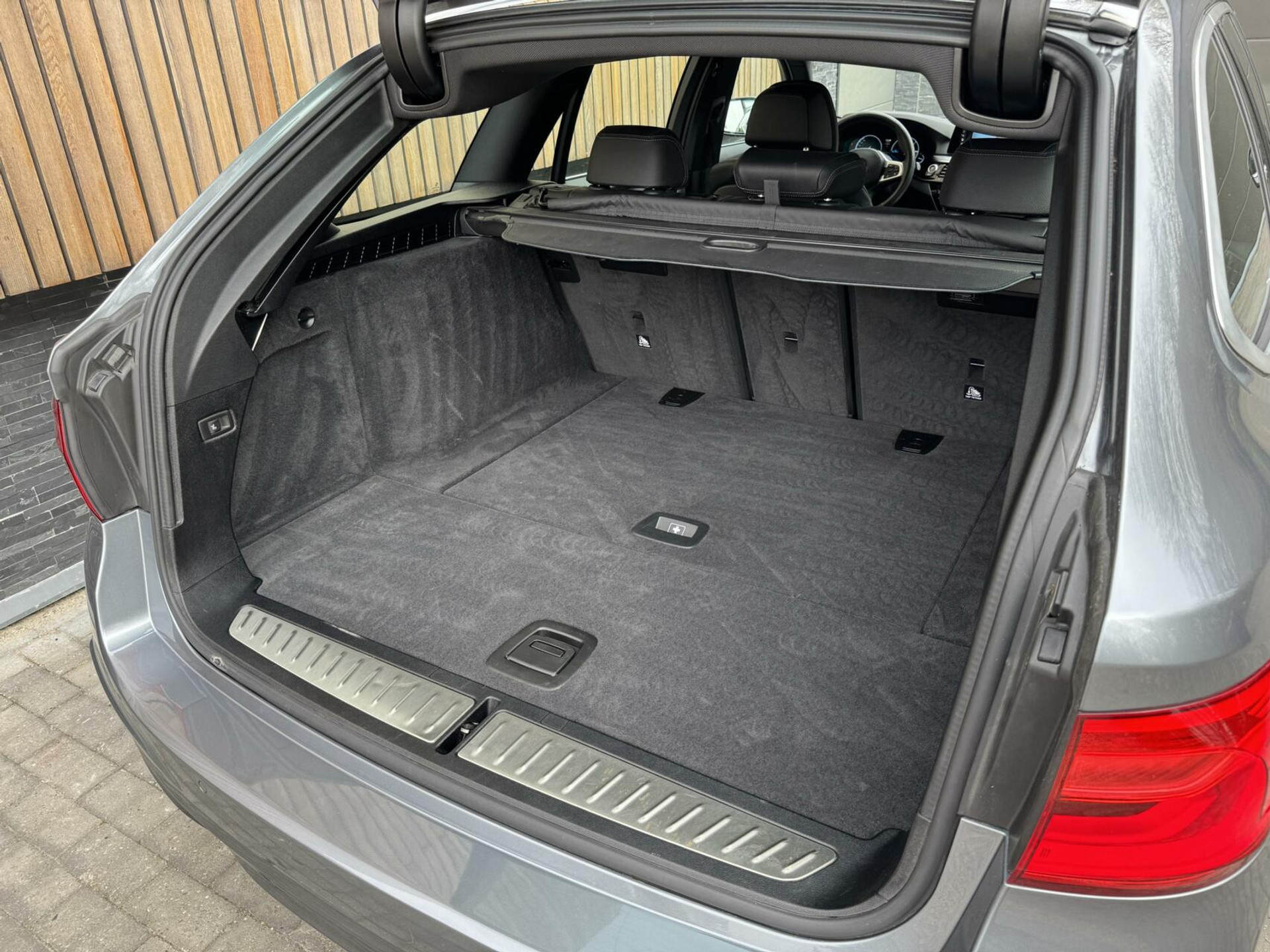 BMW 5 Serie Touring 520i Automaat M-sport | 20 inch lichtmetalen velgen | Navigatie proffesional | Sportstoelen | Stoelverwarming voor | Climate control | Cruise control | Parkeersensoren voor en achter 43770682-46.jpg | Timcars.nl