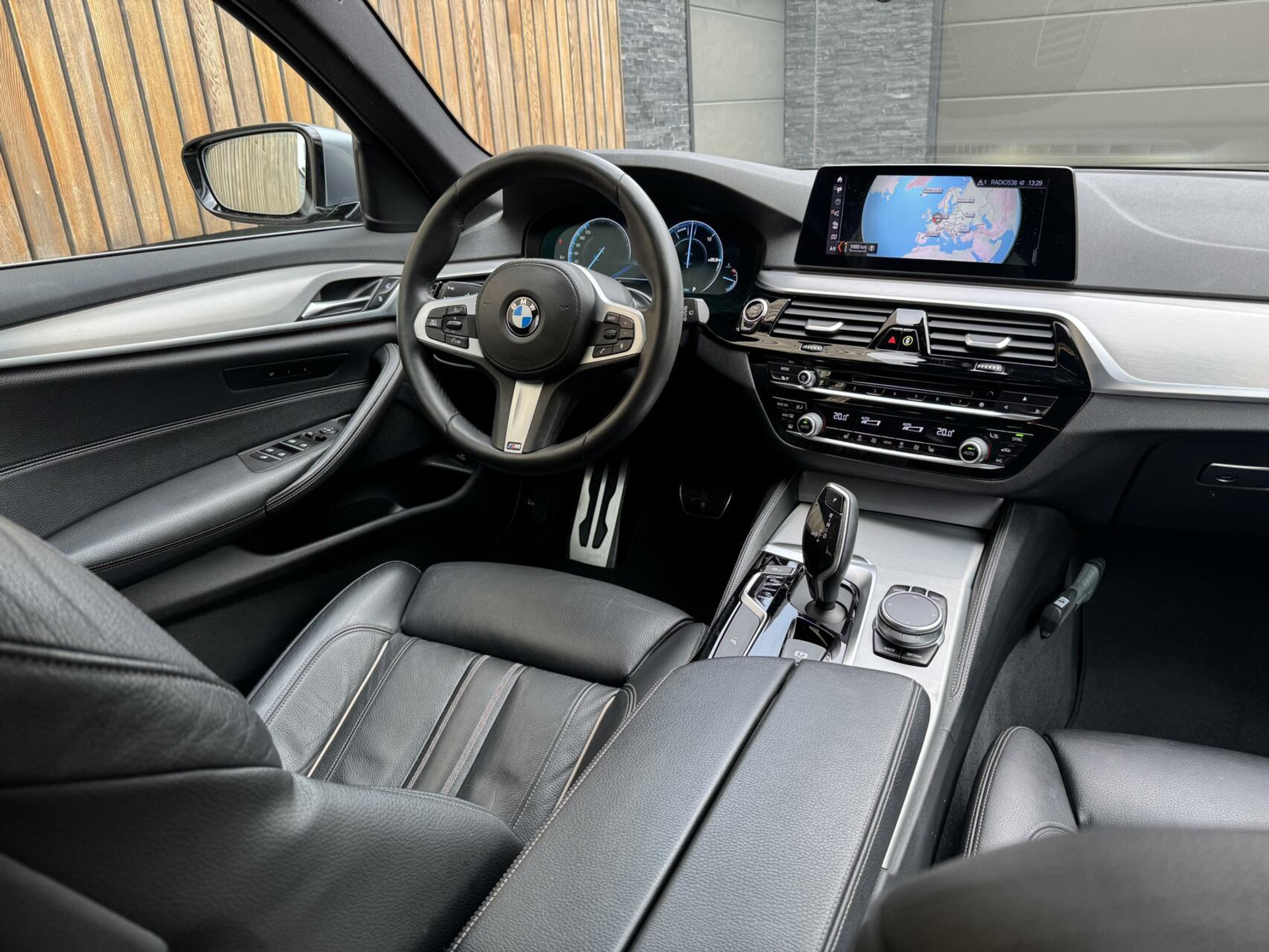 BMW 5 Serie Touring 520i Automaat M-sport | 20 inch lichtmetalen velgen | Navigatie proffesional | Sportstoelen | Stoelverwarming voor | Climate control | Cruise control | Parkeersensoren voor en achter 43770682-48.jpg | Timcars.nl