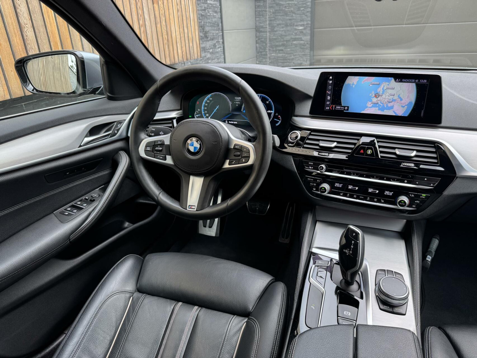 BMW 5 Serie Touring 520i Automaat M-sport | 20 inch lichtmetalen velgen | Navigatie proffesional | Sportstoelen | Stoelverwarming voor | Climate control | Cruise control | Parkeersensoren voor en achter 43770682-6.jpg | Timcars.nl