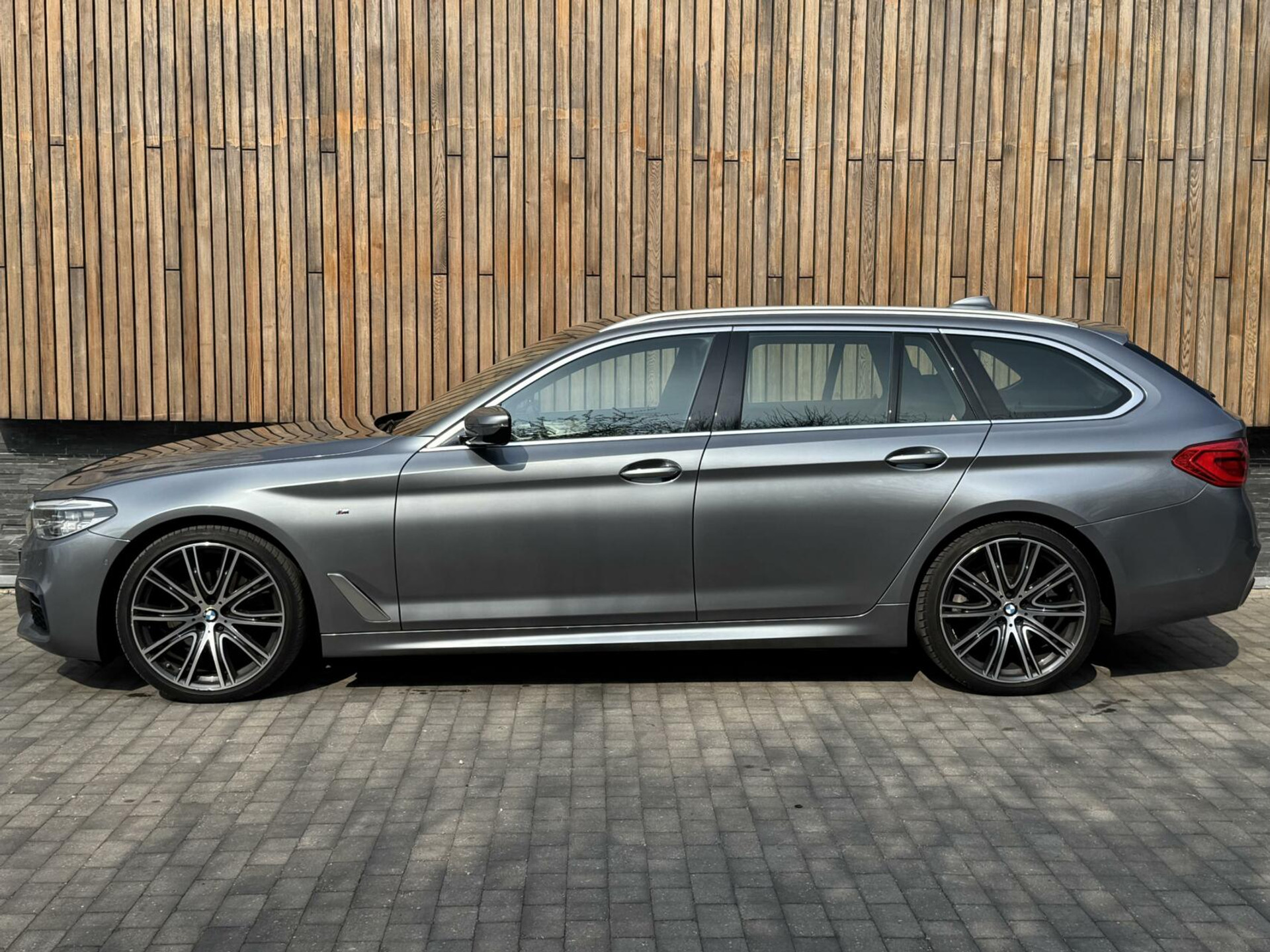 BMW 5 Serie Touring 520i Automaat M-sport | 20 inch lichtmetalen velgen | Navigatie proffesional | Sportstoelen | Stoelverwarming voor | Climate control | Cruise control | Parkeersensoren voor en achter 43770682-61.jpg | Timcars.nl