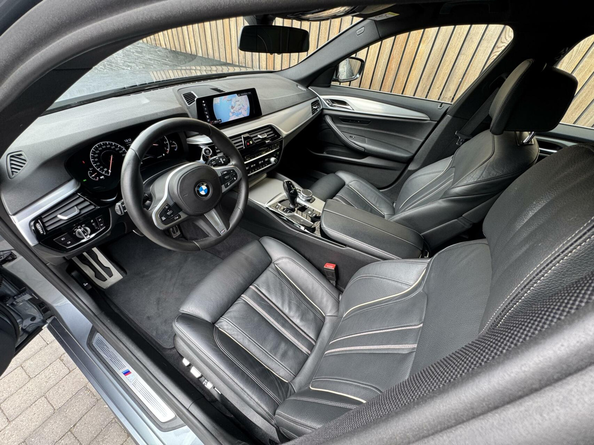 BMW 5 Serie Touring 520i Automaat M-sport | 20 inch lichtmetalen velgen | Navigatie proffesional | Sportstoelen | Stoelverwarming voor | Climate control | Cruise control | Parkeersensoren voor en achter 43770682-7.jpg | Timcars.nl