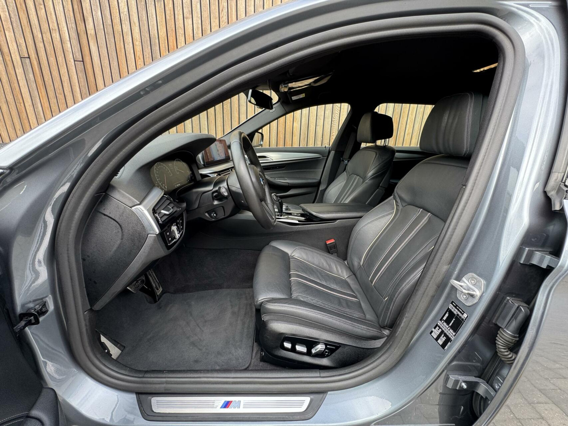 BMW 5 Serie Touring 520i Automaat M-sport | 20 inch lichtmetalen velgen | Navigatie proffesional | Sportstoelen | Stoelverwarming voor | Climate control | Cruise control | Parkeersensoren voor en achter 43770682-8.jpg | Timcars.nl