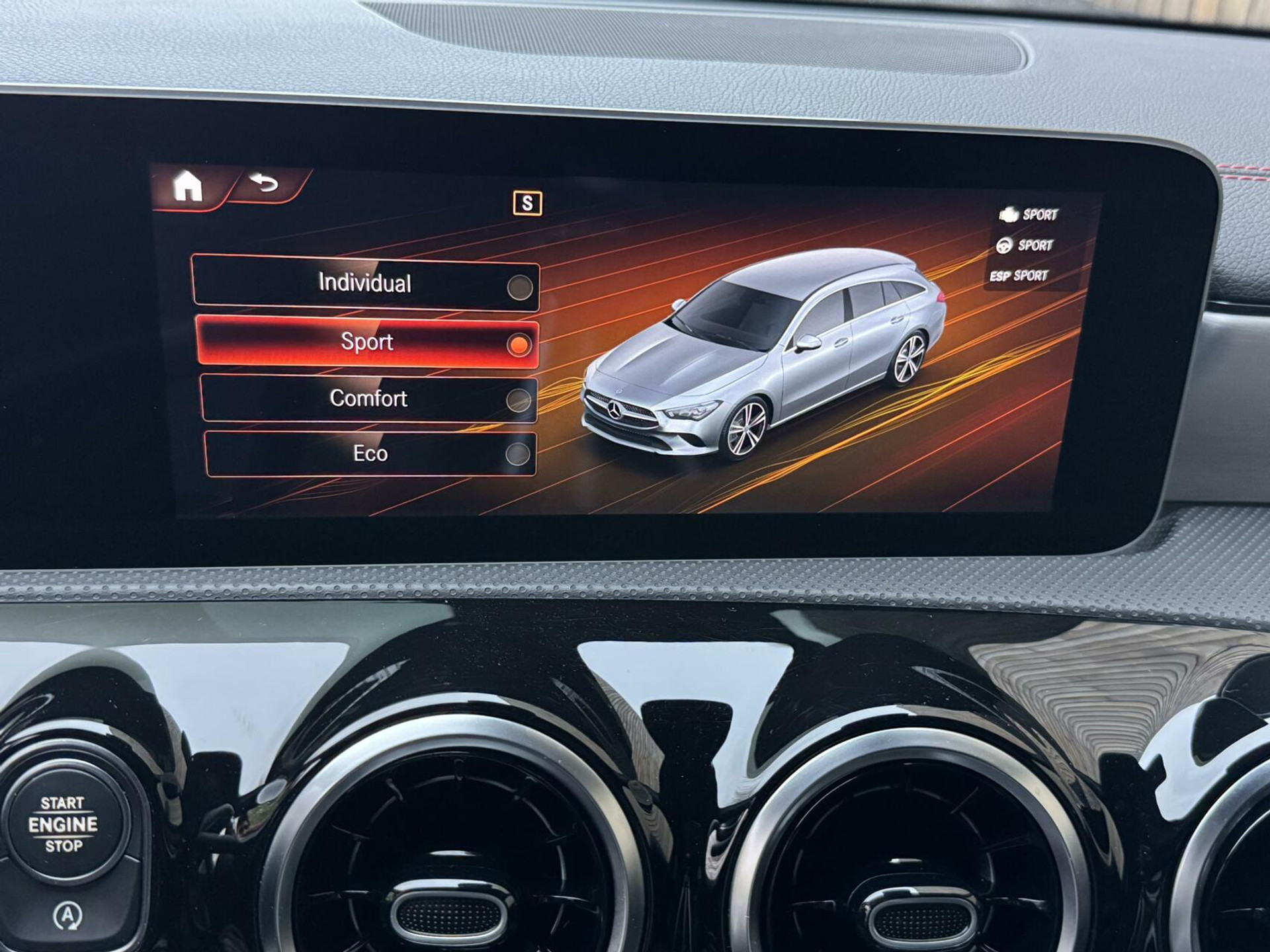 Mercedes-Benz CLA Shooting Brake 200 AMG-line Automaat | LED | Apple CarPlay | Navigatiesysteem | DAB | Getint glas | Digitale cockpit | Trekhaak | Parkeersensoren voor en achter | Achteruitrijcamera 43823139-25.jpg | Timcars.nl
