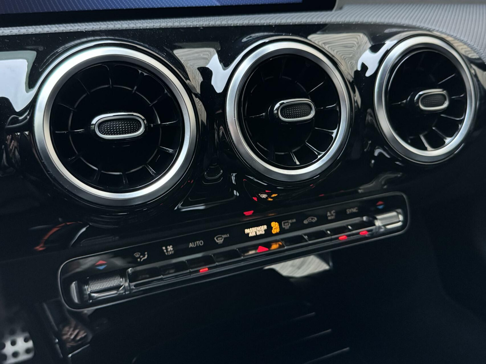 Mercedes-Benz CLA Shooting Brake 200 AMG-line Automaat | LED | Apple CarPlay | Navigatiesysteem | DAB | Getint glas | Digitale cockpit | Trekhaak | Parkeersensoren voor en achter | Achteruitrijcamera 43823139-29.jpg | Timcars.nl