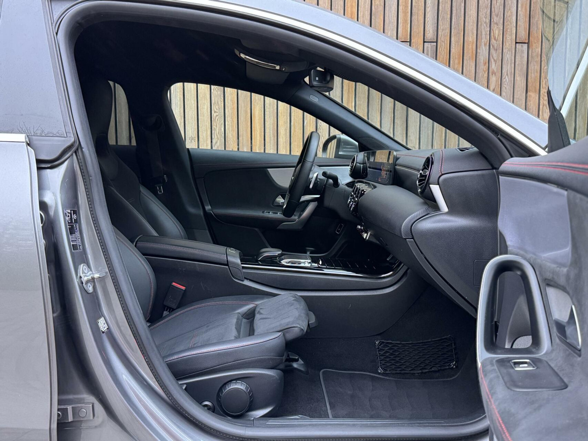 Mercedes-Benz CLA Shooting Brake 200 AMG-line Automaat | LED | Apple CarPlay | Navigatiesysteem | DAB | Getint glas | Digitale cockpit | Trekhaak | Parkeersensoren voor en achter | Achteruitrijcamera 43823139-36.jpg | Timcars.nl