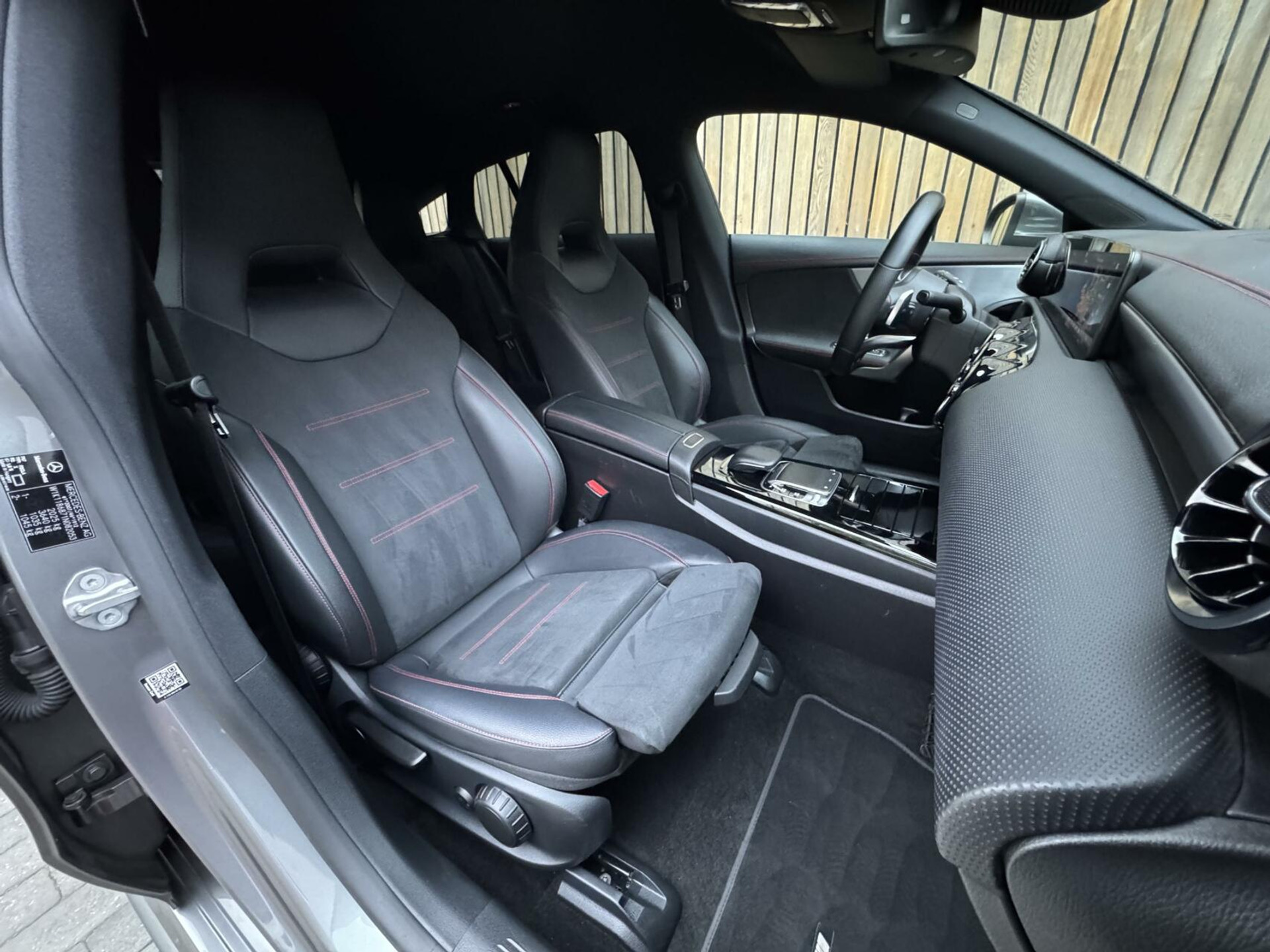 Mercedes-Benz CLA Shooting Brake 200 AMG-line Automaat | LED | Apple CarPlay | Navigatiesysteem | DAB | Getint glas | Digitale cockpit | Trekhaak | Parkeersensoren voor en achter | Achteruitrijcamera 43823139-37.jpg | Timcars.nl