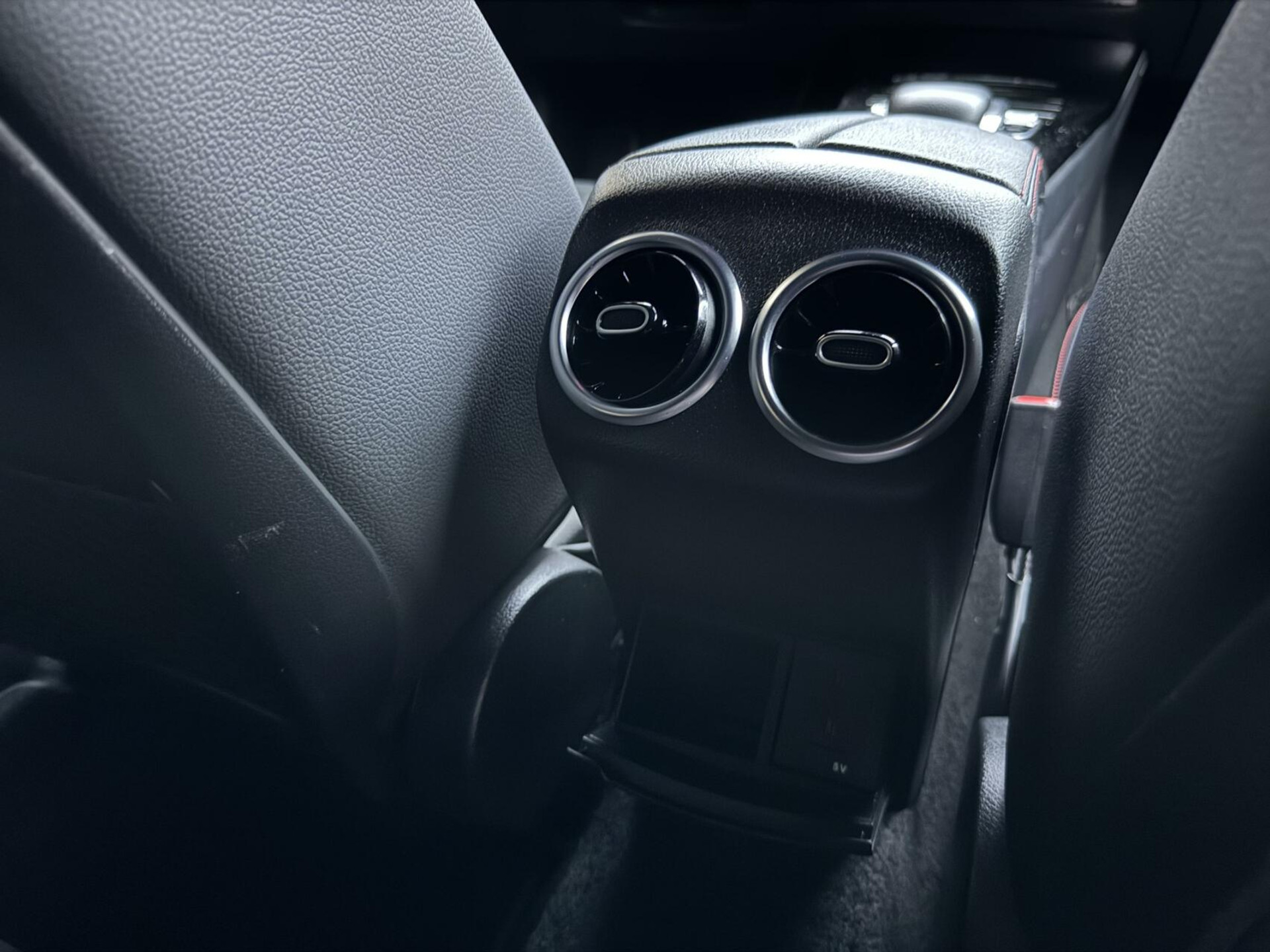 Mercedes-Benz CLA Shooting Brake 200 AMG-line Automaat | LED | Apple CarPlay | Navigatiesysteem | DAB | Getint glas | Digitale cockpit | Trekhaak | Parkeersensoren voor en achter | Achteruitrijcamera 43823139-42.jpg | Timcars.nl