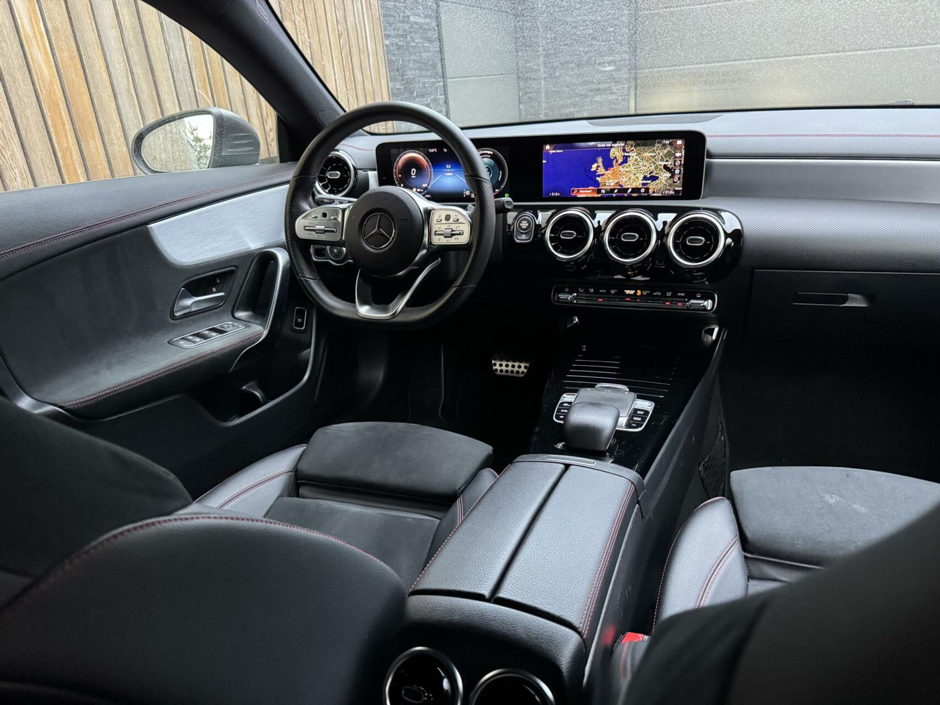 Mercedes-Benz CLA Shooting Brake 200 AMG-line Automaat | LED | Apple CarPlay | Navigatiesysteem | DAB | Getint glas | Digitale cockpit | Trekhaak | Parkeersensoren voor en achter | Achteruitrijcamera 43823139-46.jpg | Timcars.nl