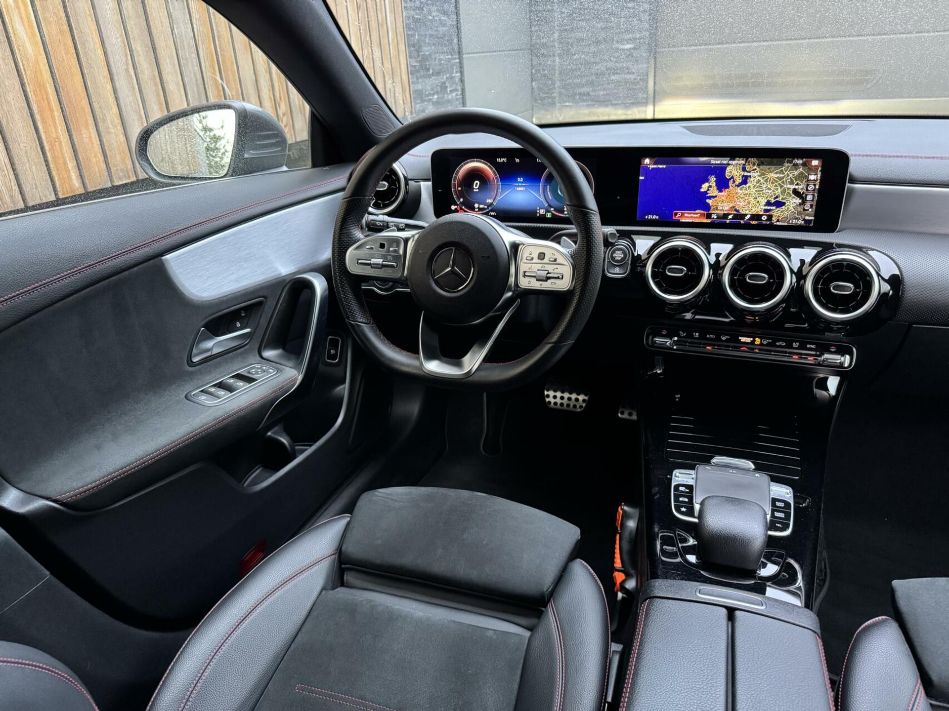 Mercedes-Benz CLA Shooting Brake 200 AMG-line Automaat | LED | Apple CarPlay | Navigatiesysteem | DAB | Getint glas | Digitale cockpit | Trekhaak | Parkeersensoren voor en achter | Achteruitrijcamera 43823139-6.jpg | Timcars.nl