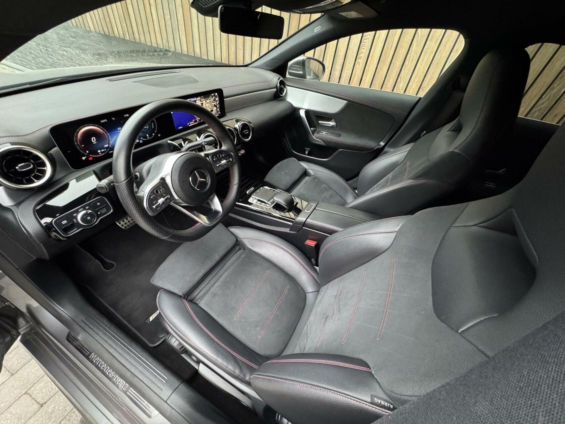 Mercedes-Benz CLA Shooting Brake 200 AMG-line Automaat | LED | Apple CarPlay | Navigatiesysteem | DAB | Getint glas | Digitale cockpit | Trekhaak | Parkeersensoren voor en achter | Achteruitrijcamera 43823139-7.jpg | Timcars.nl