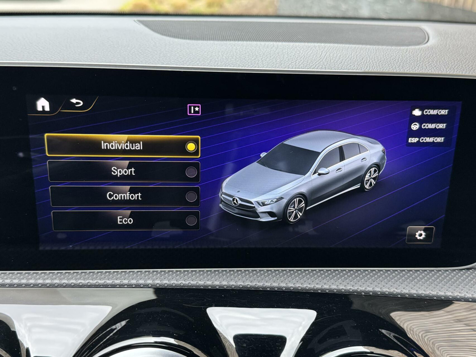 Mercedes-Benz A-Klasse 220 AMG 190pk Automaat | Panoramadak | LED Matrix verlichting | Sfeerverlichting | Night Pakket | Sportstoelen elektrisch verstelbaar | Draadloze telefoonlader | Parkeersensoren voor en achter | Achteruitrijcamera 44320586-21.jpg | Timcars.nl