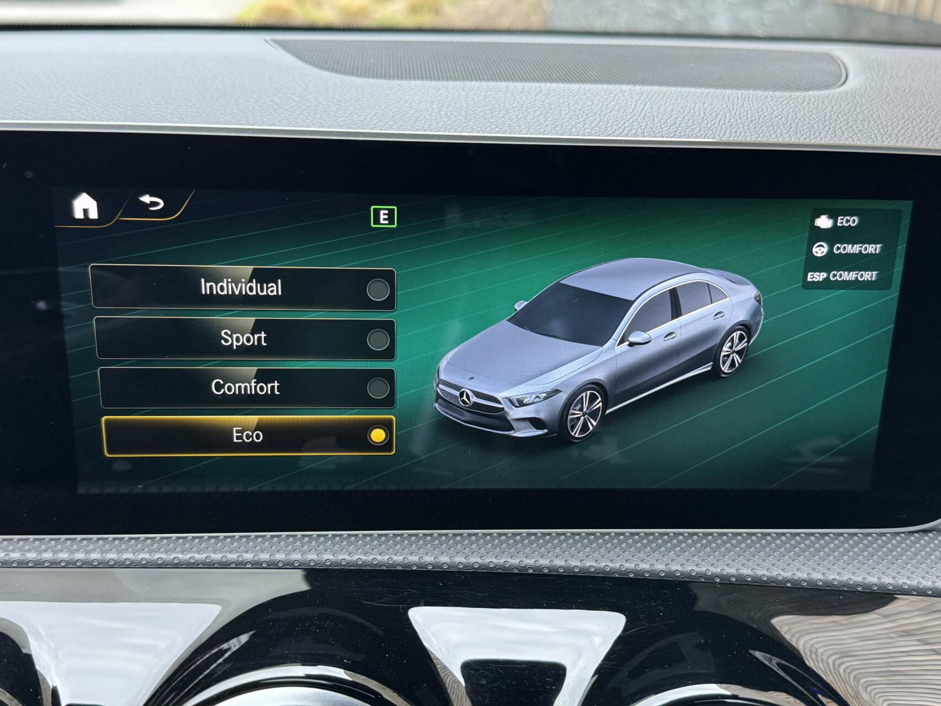 Mercedes-Benz A-Klasse 220 AMG 190pk Automaat | Panoramadak | LED Matrix verlichting | Sfeerverlichting | Night Pakket | Sportstoelen elektrisch verstelbaar | Draadloze telefoonlader | Parkeersensoren voor en achter | Achteruitrijcamera 44320586-24.jpg | Timcars.nl