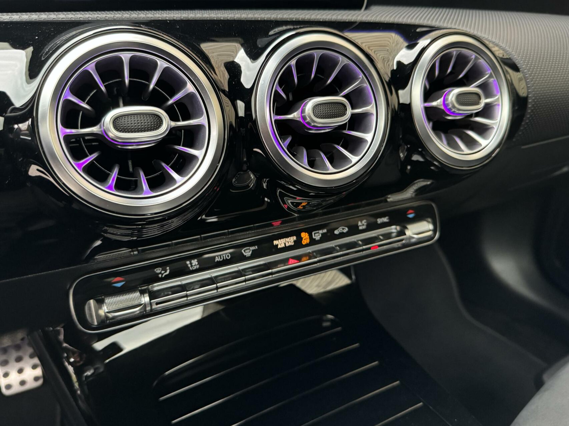 Mercedes-Benz A-Klasse 220 AMG 190pk Automaat | Panoramadak | LED Matrix verlichting | Sfeerverlichting | Night Pakket | Sportstoelen elektrisch verstelbaar | Draadloze telefoonlader | Parkeersensoren voor en achter | Achteruitrijcamera 44320586-26.jpg | Timcars.nl