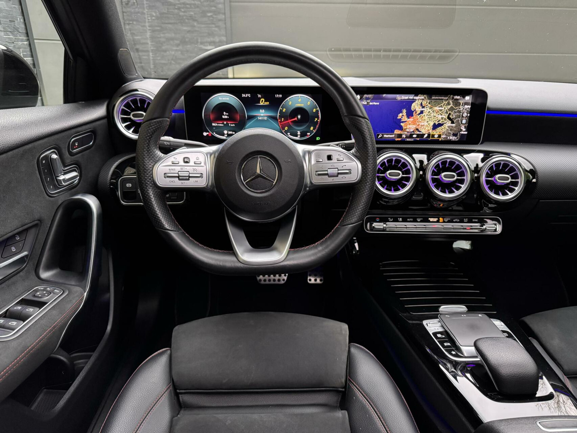 Mercedes-Benz A-Klasse 220 AMG 190pk Automaat | Panoramadak | LED Matrix verlichting | Sfeerverlichting | Night Pakket | Sportstoelen elektrisch verstelbaar | Draadloze telefoonlader | Parkeersensoren voor en achter | Achteruitrijcamera 44320586-28.jpg | Timcars.nl