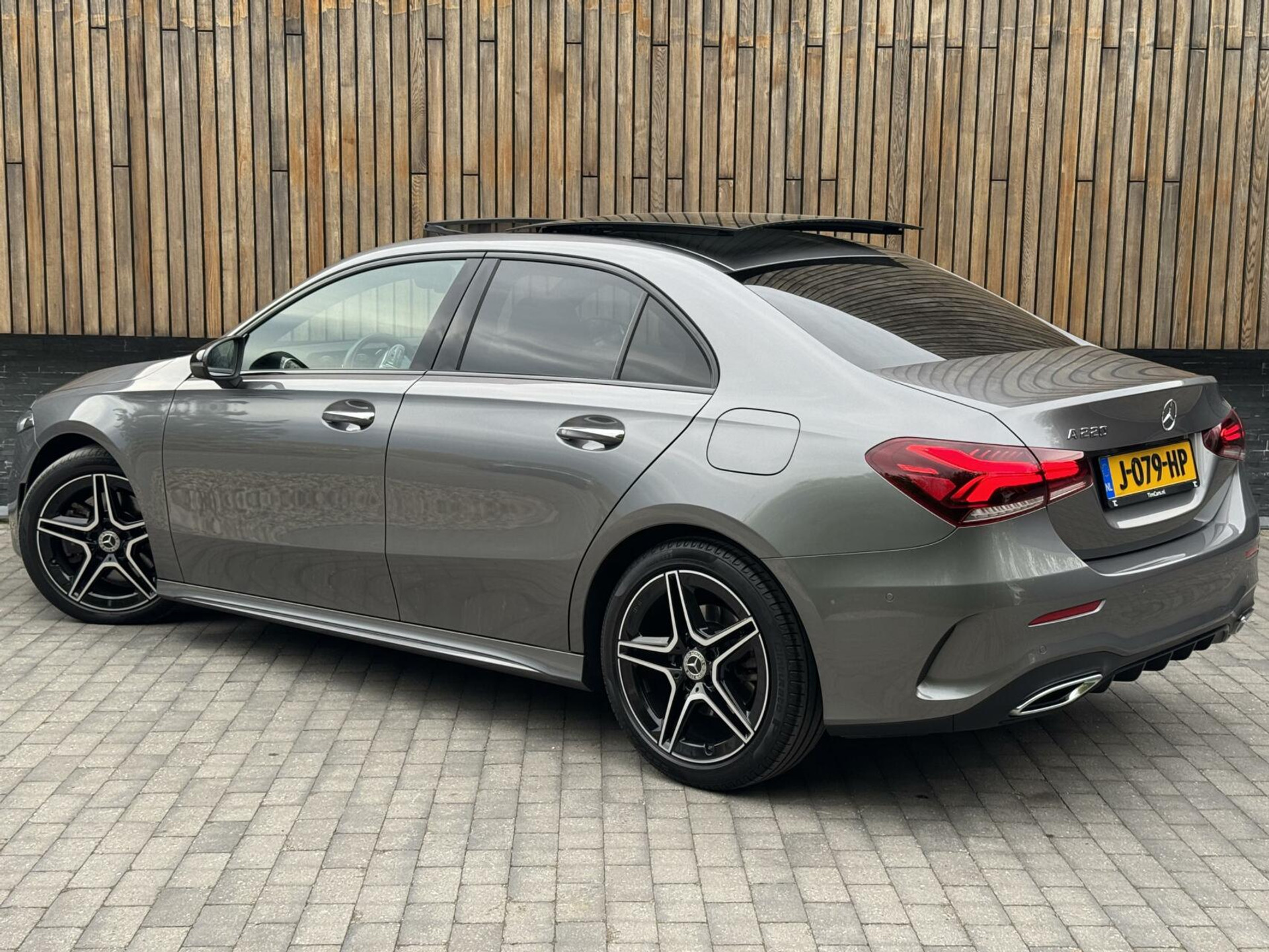 Mercedes-Benz A-Klasse 220 AMG 190pk Automaat | Panoramadak | LED Matrix verlichting | Sfeerverlichting | Night Pakket | Sportstoelen elektrisch verstelbaar | Draadloze telefoonlader | Parkeersensoren voor en achter | Achteruitrijcamera 44320586-29.jpg | Timcars.nl