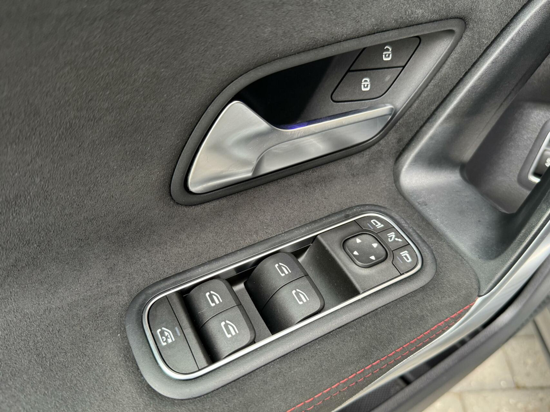 Mercedes-Benz A-Klasse 220 AMG 190pk Automaat | Panoramadak | LED Matrix verlichting | Sfeerverlichting | Night Pakket | Sportstoelen elektrisch verstelbaar | Draadloze telefoonlader | Parkeersensoren voor en achter | Achteruitrijcamera 44320586-3.jpg | Timcars.nl