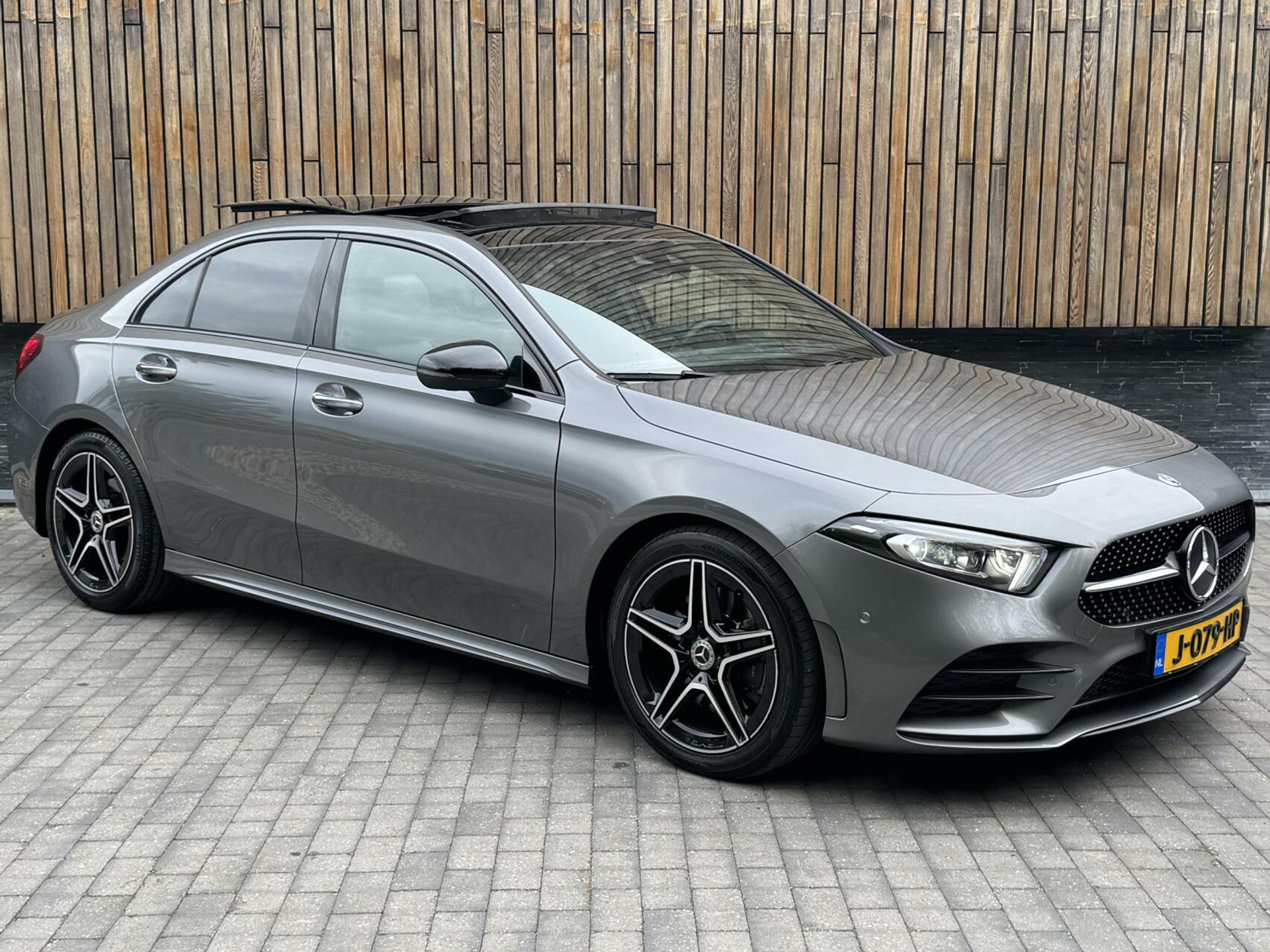 Mercedes-Benz A-Klasse 220 AMG 190pk Automaat | Panoramadak | LED Matrix verlichting | Sfeerverlichting | Night Pakket | Sportstoelen elektrisch verstelbaar | Draadloze telefoonlader | Parkeersensoren voor en achter | Achteruitrijcamera 44320586-31.jpg | Timcars.nl