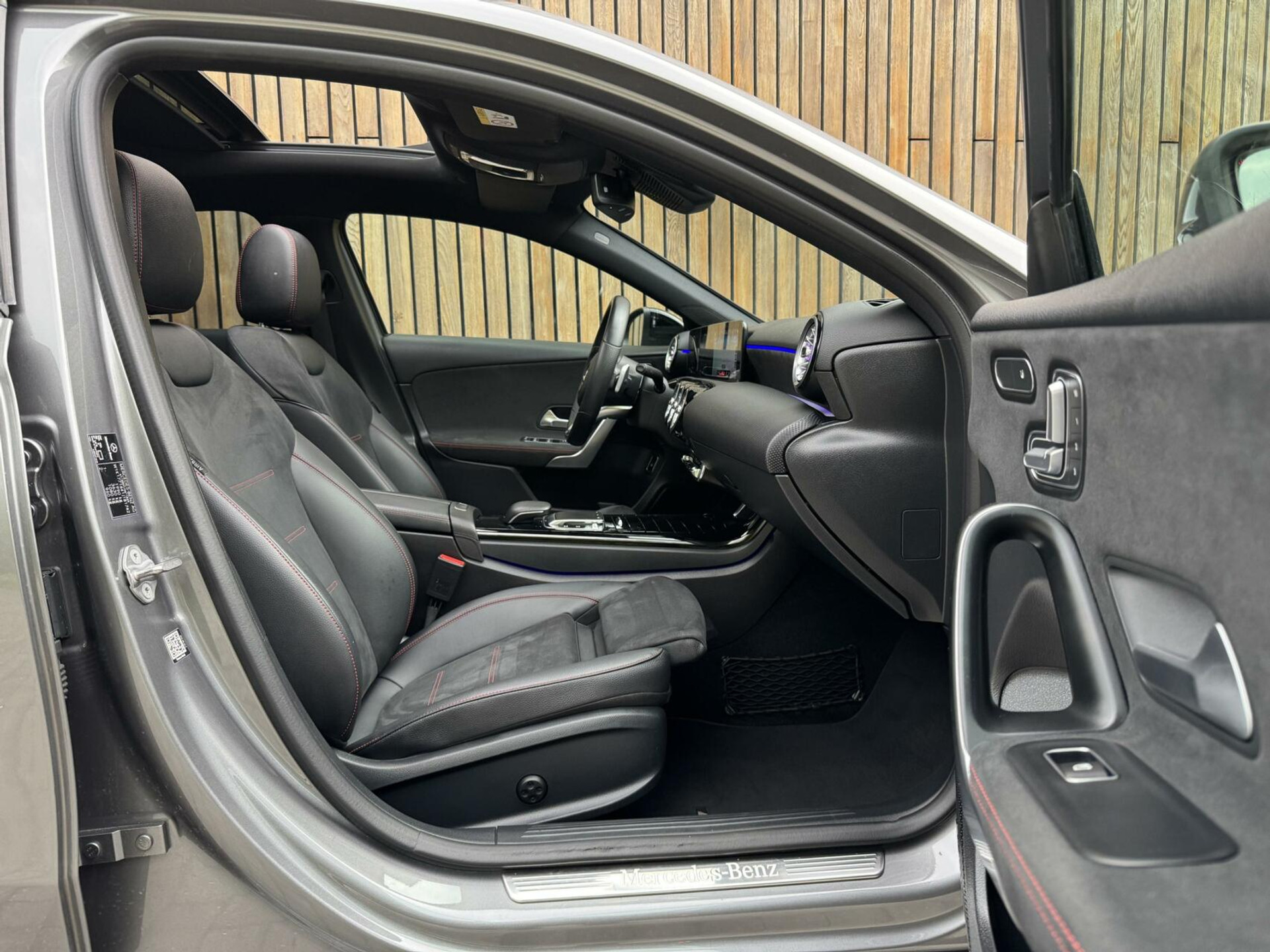 Mercedes-Benz A-Klasse 220 AMG 190pk Automaat | Panoramadak | LED Matrix verlichting | Sfeerverlichting | Night Pakket | Sportstoelen elektrisch verstelbaar | Draadloze telefoonlader | Parkeersensoren voor en achter | Achteruitrijcamera 44320586-33.jpg | Timcars.nl