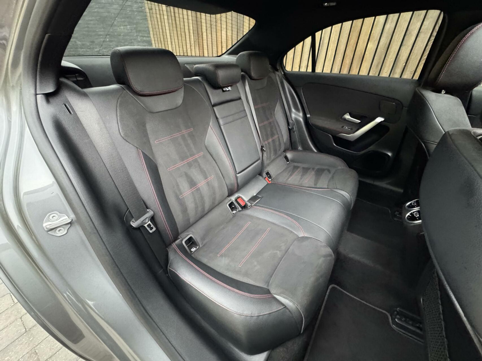 Mercedes-Benz A-Klasse 220 AMG 190pk Automaat | Panoramadak | LED Matrix verlichting | Sfeerverlichting | Night Pakket | Sportstoelen elektrisch verstelbaar | Draadloze telefoonlader | Parkeersensoren voor en achter | Achteruitrijcamera 44320586-39.jpg | Timcars.nl