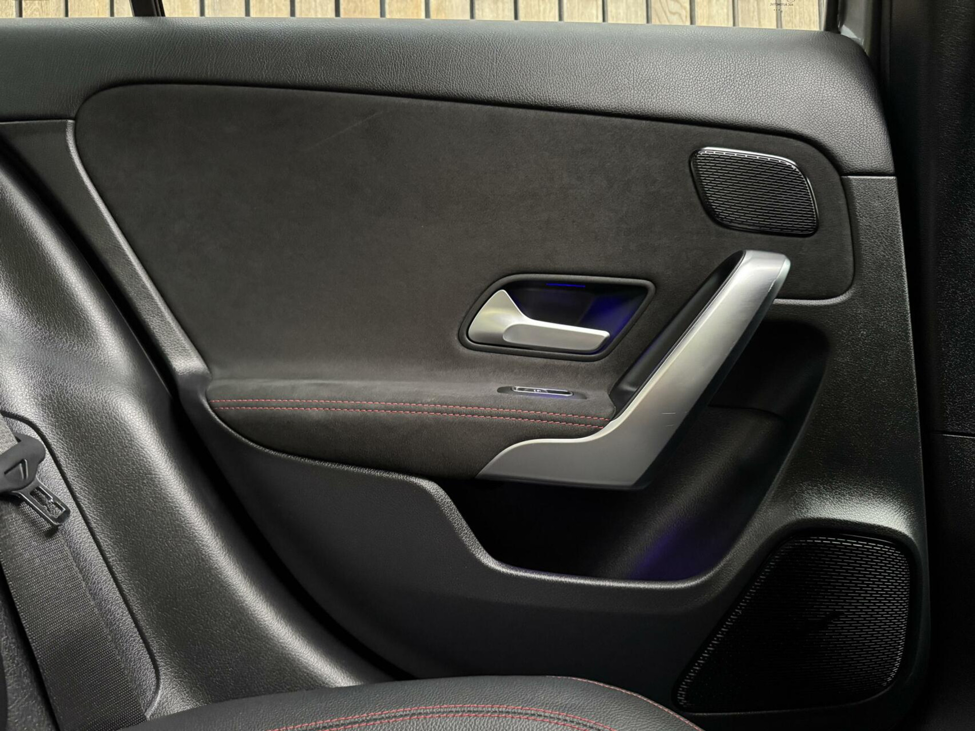 Mercedes-Benz A-Klasse 220 AMG 190pk Automaat | Panoramadak | LED Matrix verlichting | Sfeerverlichting | Night Pakket | Sportstoelen elektrisch verstelbaar | Draadloze telefoonlader | Parkeersensoren voor en achter | Achteruitrijcamera 44320586-40.jpg | Timcars.nl