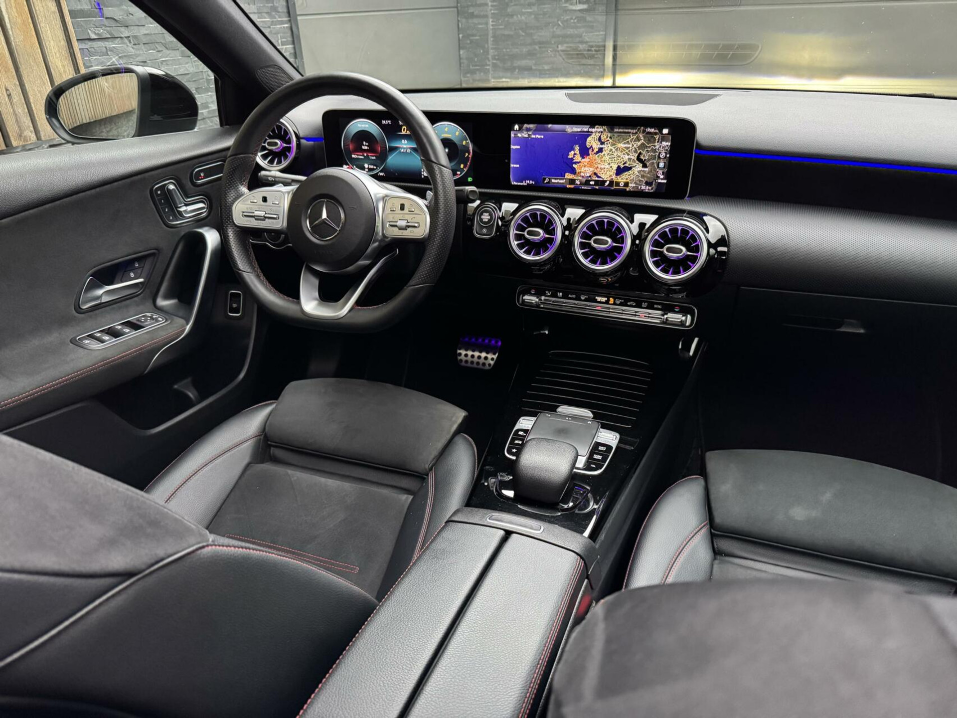 Mercedes-Benz A-Klasse 220 AMG 190pk Automaat | Panoramadak | LED Matrix verlichting | Sfeerverlichting | Night Pakket | Sportstoelen elektrisch verstelbaar | Draadloze telefoonlader | Parkeersensoren voor en achter | Achteruitrijcamera 44320586-45.jpg | Timcars.nl