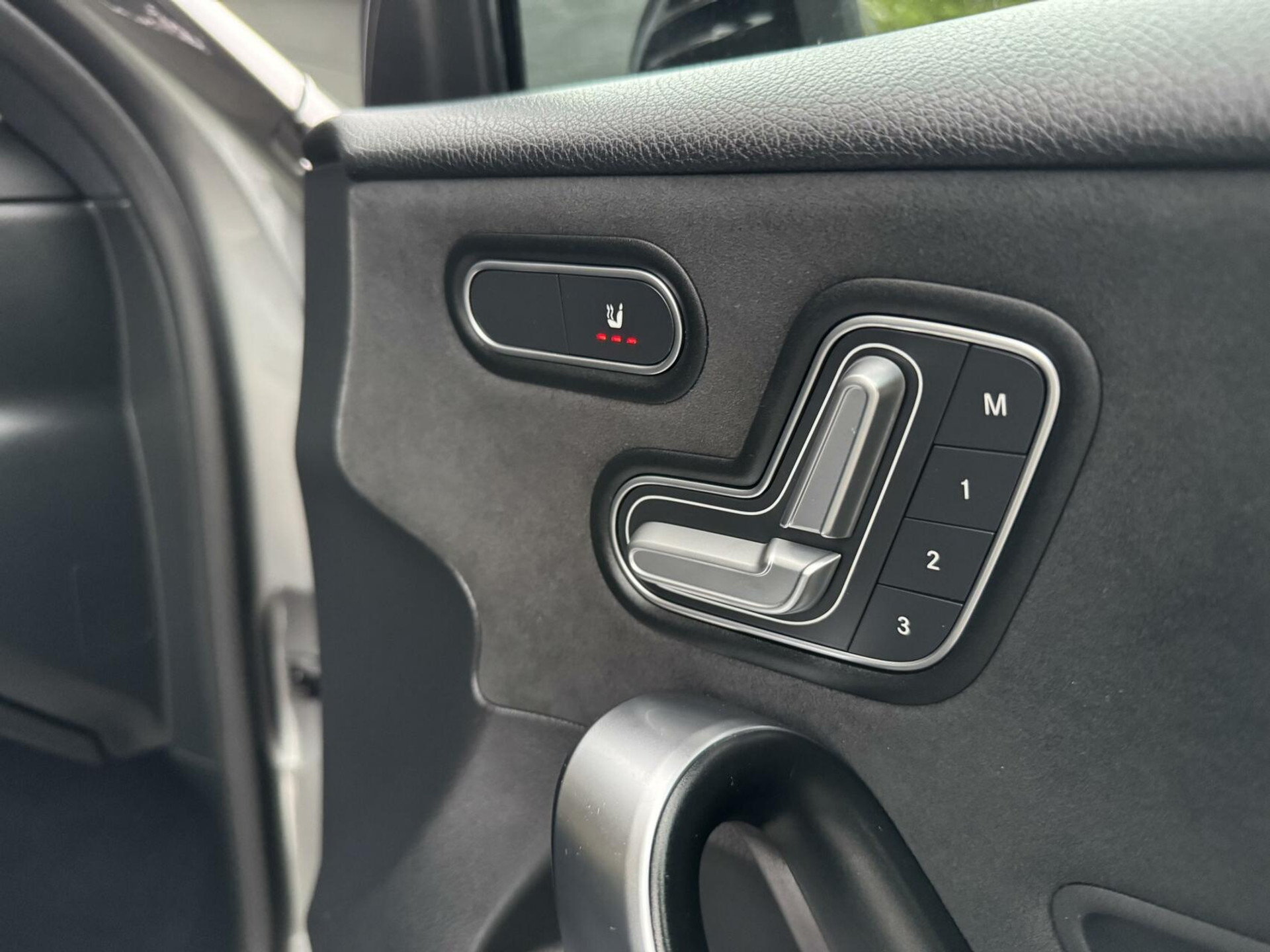 Mercedes-Benz A-Klasse 220 AMG 190pk Automaat | Panoramadak | LED Matrix verlichting | Sfeerverlichting | Night Pakket | Sportstoelen elektrisch verstelbaar | Draadloze telefoonlader | Parkeersensoren voor en achter | Achteruitrijcamera 44320586-48.jpg | Timcars.nl