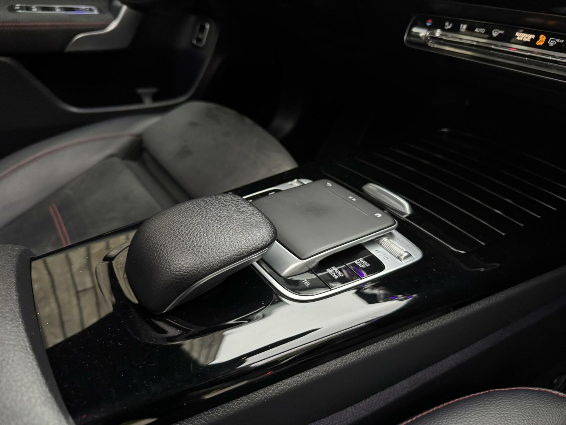 Mercedes-Benz A-Klasse 220 AMG 190pk Automaat | Panoramadak | LED Matrix verlichting | Sfeerverlichting | Night Pakket | Sportstoelen elektrisch verstelbaar | Draadloze telefoonlader | Parkeersensoren voor en achter | Achteruitrijcamera 44320586-49.jpg | Timcars.nl