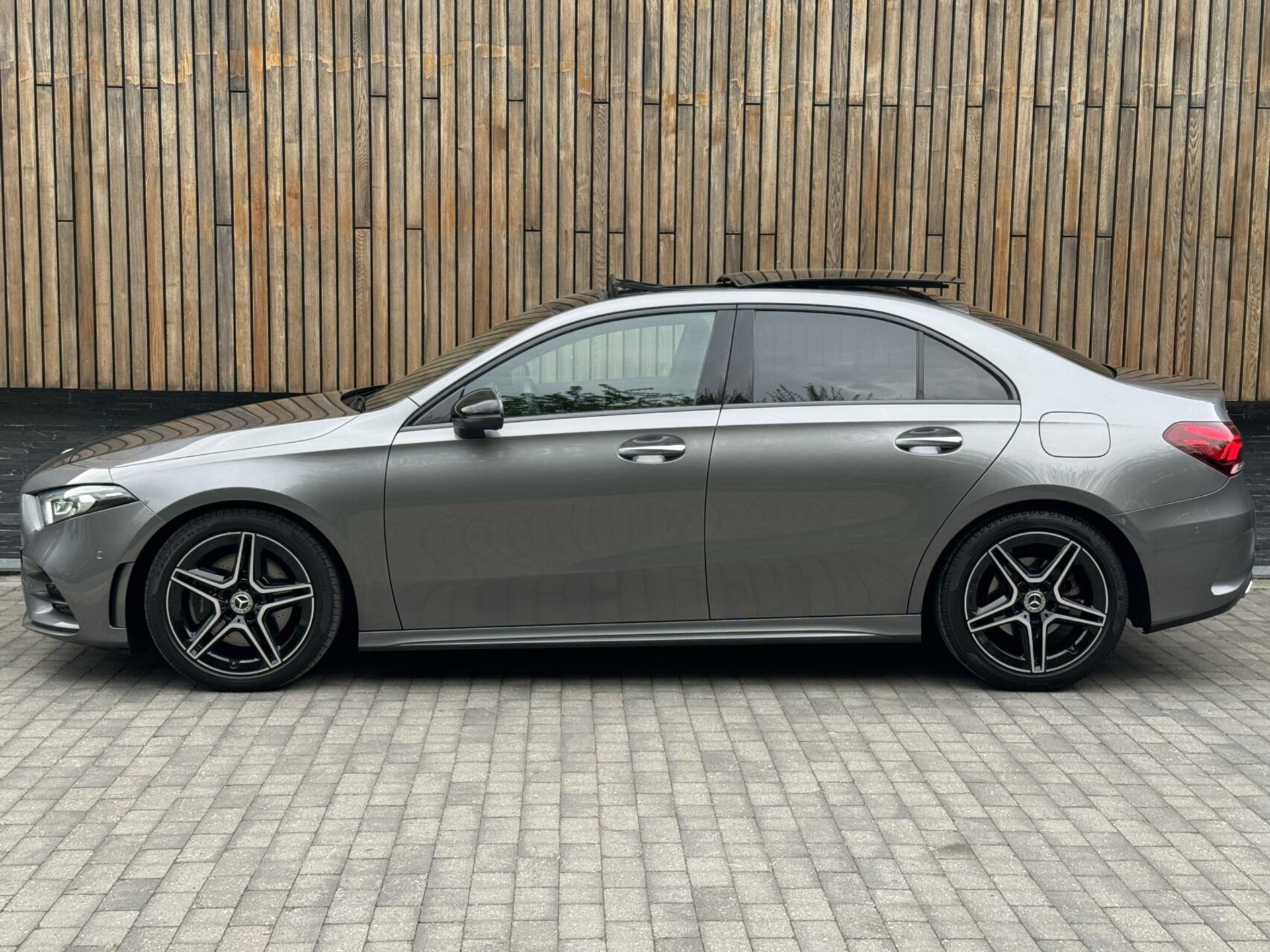 Mercedes-Benz A-Klasse 220 AMG 190pk Automaat | Panoramadak | LED Matrix verlichting | Sfeerverlichting | Night Pakket | Sportstoelen elektrisch verstelbaar | Draadloze telefoonlader | Parkeersensoren voor en achter | Achteruitrijcamera 44320586-55.jpg | Timcars.nl