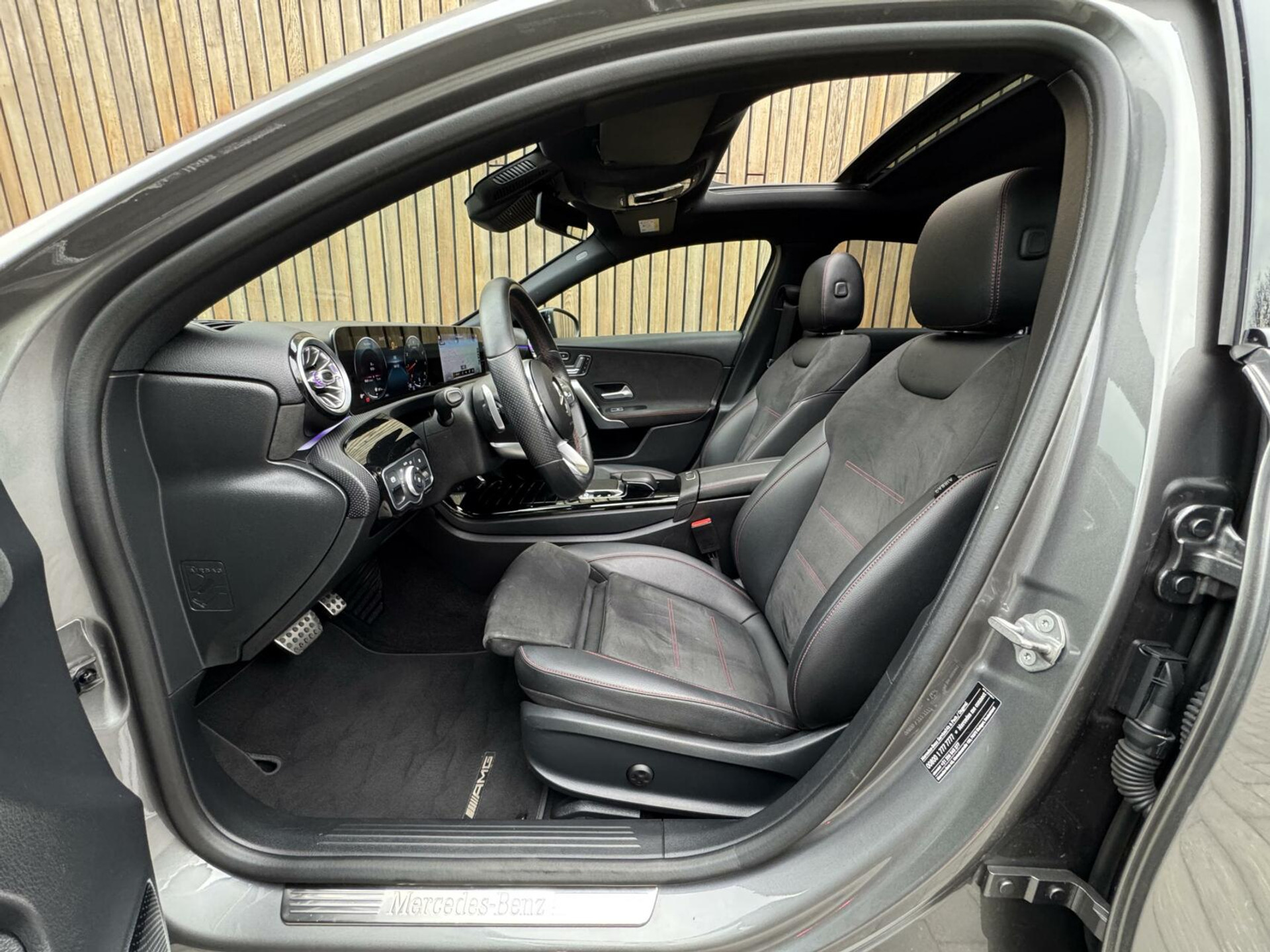 Mercedes-Benz A-Klasse 220 AMG 190pk Automaat | Panoramadak | LED Matrix verlichting | Sfeerverlichting | Night Pakket | Sportstoelen elektrisch verstelbaar | Draadloze telefoonlader | Parkeersensoren voor en achter | Achteruitrijcamera 44320586-8.jpg | Timcars.nl