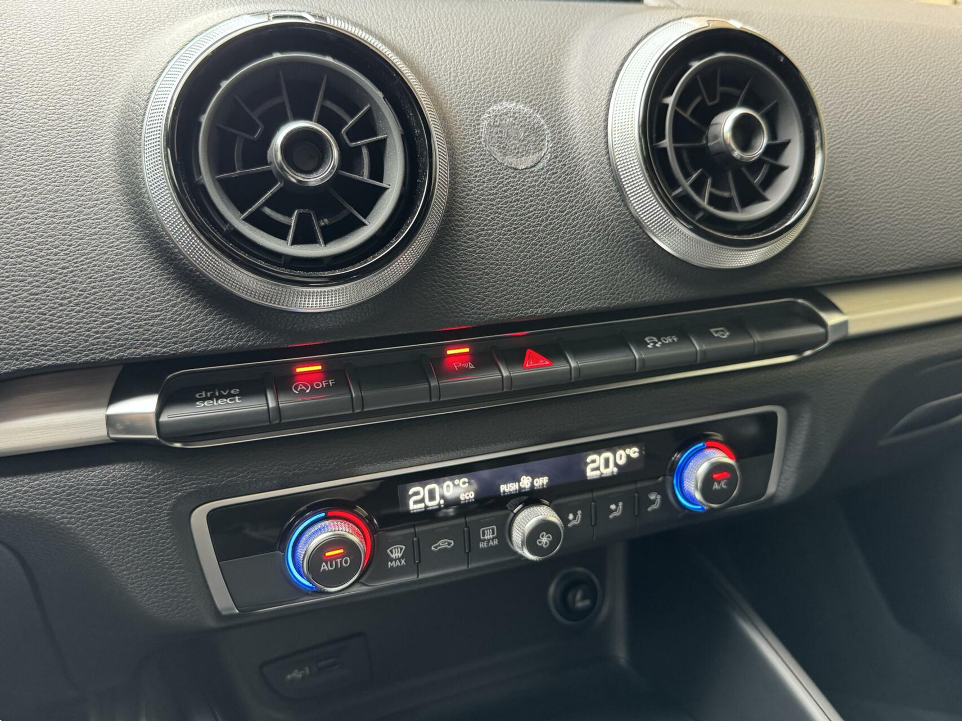 Audi A3 Sportback 1.5 TFSI CoD Sport S Line Edition Automaat | Apple CarPlay | Adaptieve cruise control | Lane assist | Bang&Olufsen audio | 18 inch lichtmetalen velgen | Getint glas | Parkeersensoren voor en achter 44359946-24.jpg | Timcars.nl