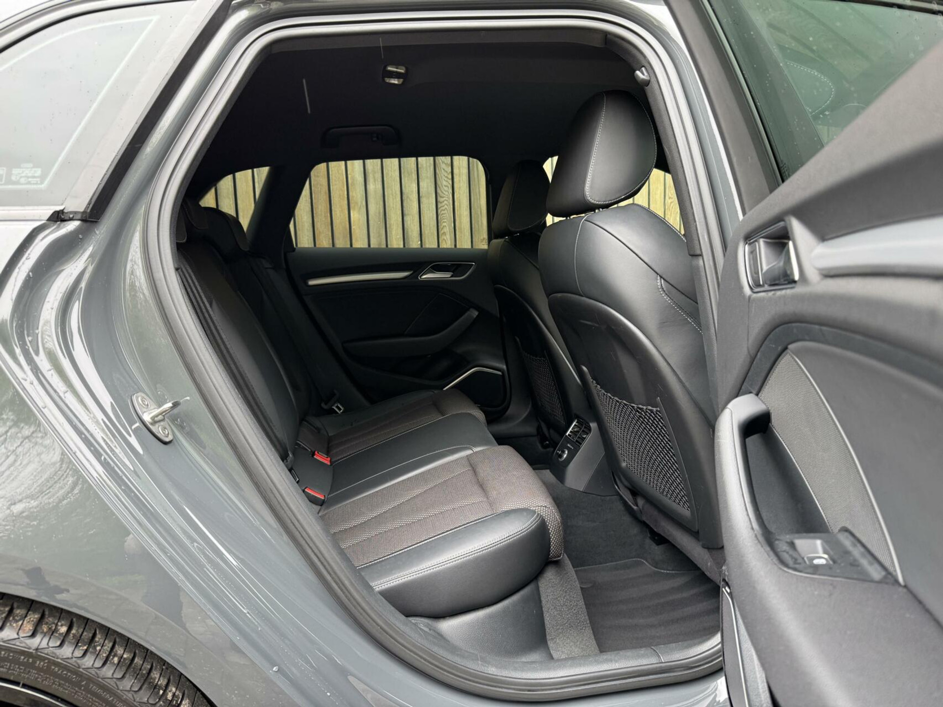 Audi A3 Sportback 1.5 TFSI CoD Sport S Line Edition Automaat | Apple CarPlay | Adaptieve cruise control | Lane assist | Bang&Olufsen audio | 18 inch lichtmetalen velgen | Getint glas | Parkeersensoren voor en achter 44359946-33.jpg | Timcars.nl