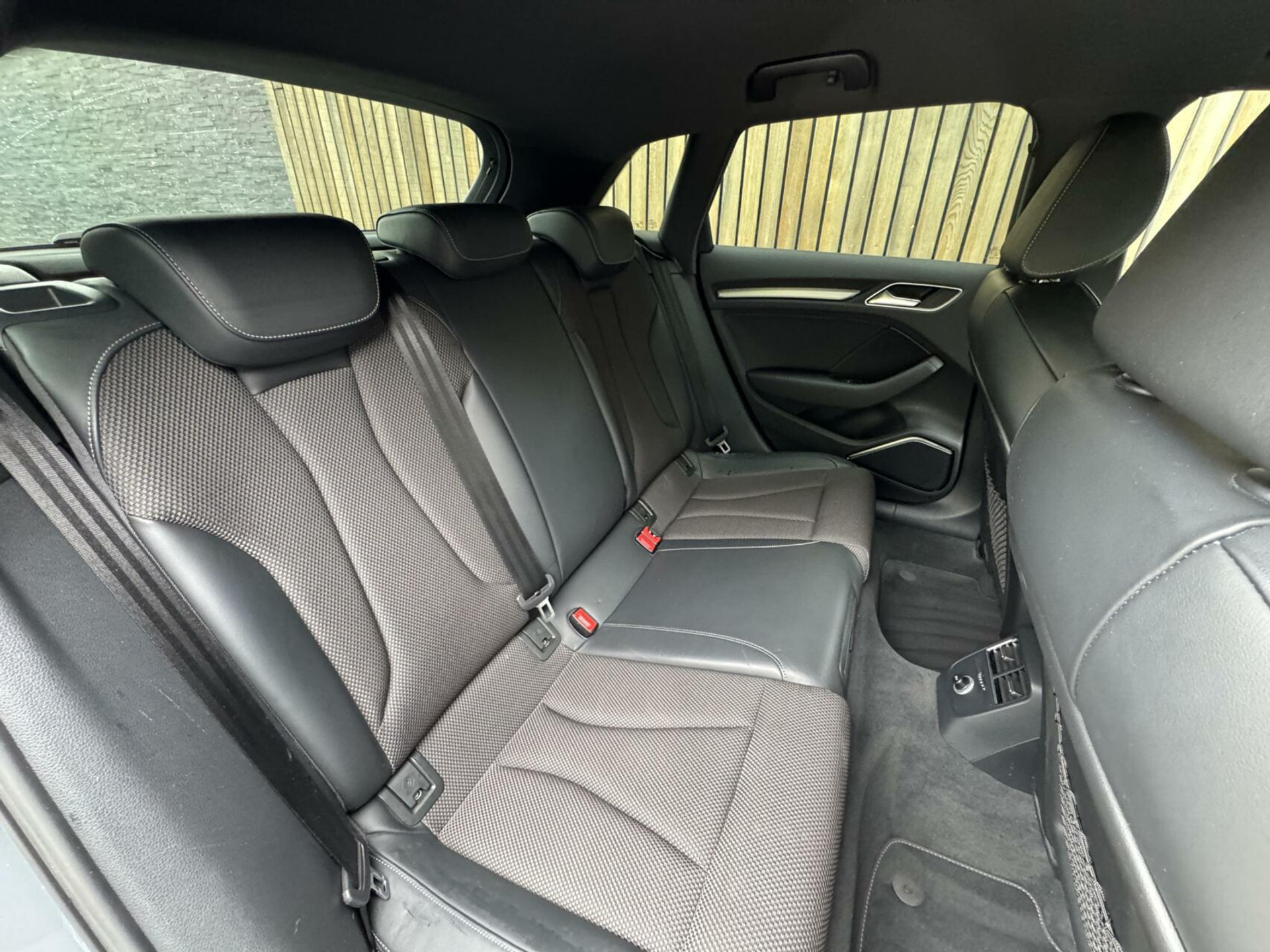 Audi A3 Sportback 1.5 TFSI CoD Sport S Line Edition Automaat | Apple CarPlay | Adaptieve cruise control | Lane assist | Bang&Olufsen audio | 18 inch lichtmetalen velgen | Getint glas | Parkeersensoren voor en achter 44359946-36.jpg | Timcars.nl