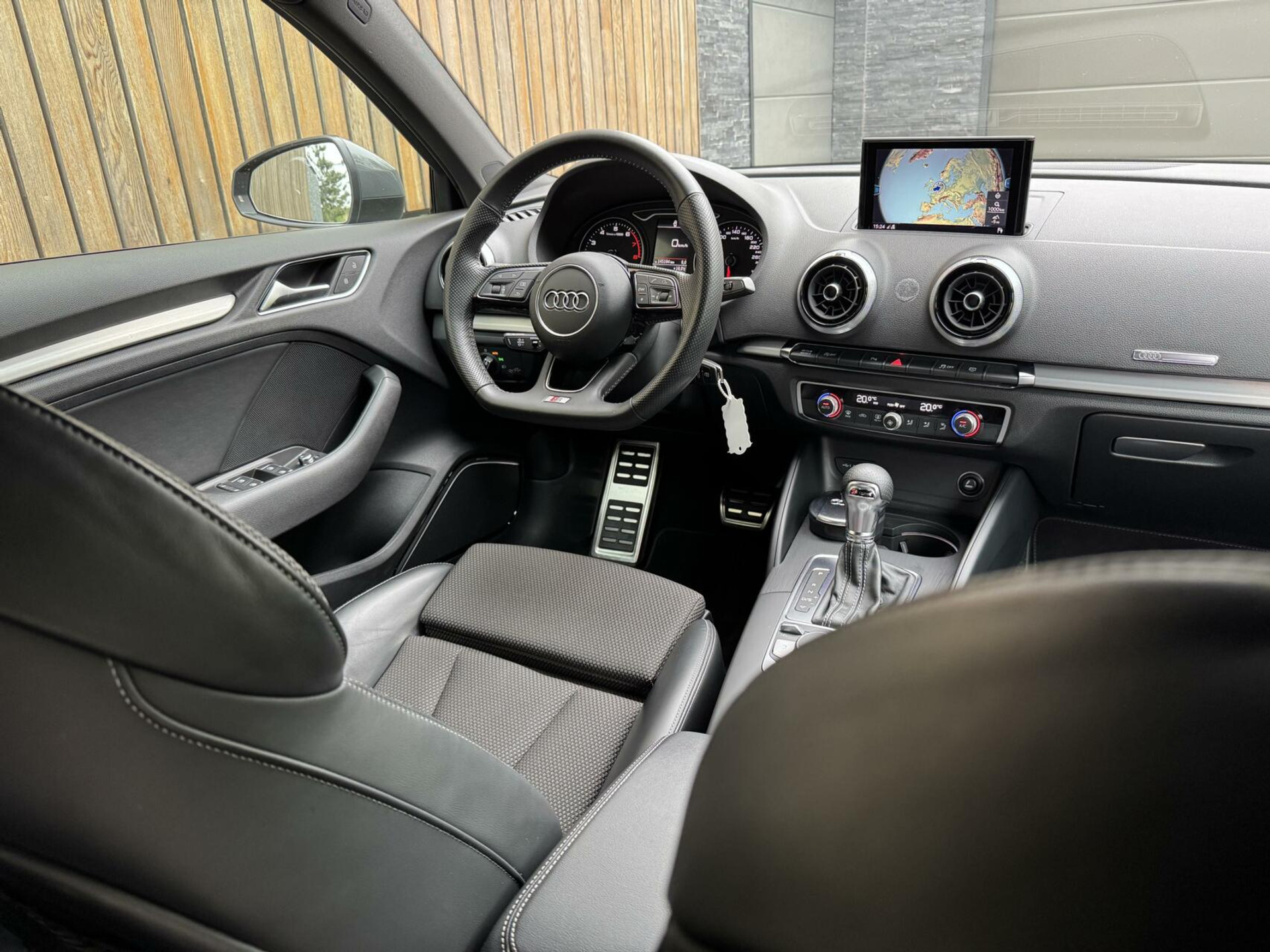 Audi A3 Sportback 1.5 TFSI CoD Sport S Line Edition Automaat | Apple CarPlay | Adaptieve cruise control | Lane assist | Bang&Olufsen audio | 18 inch lichtmetalen velgen | Getint glas | Parkeersensoren voor en achter 44359946-39.jpg | Timcars.nl