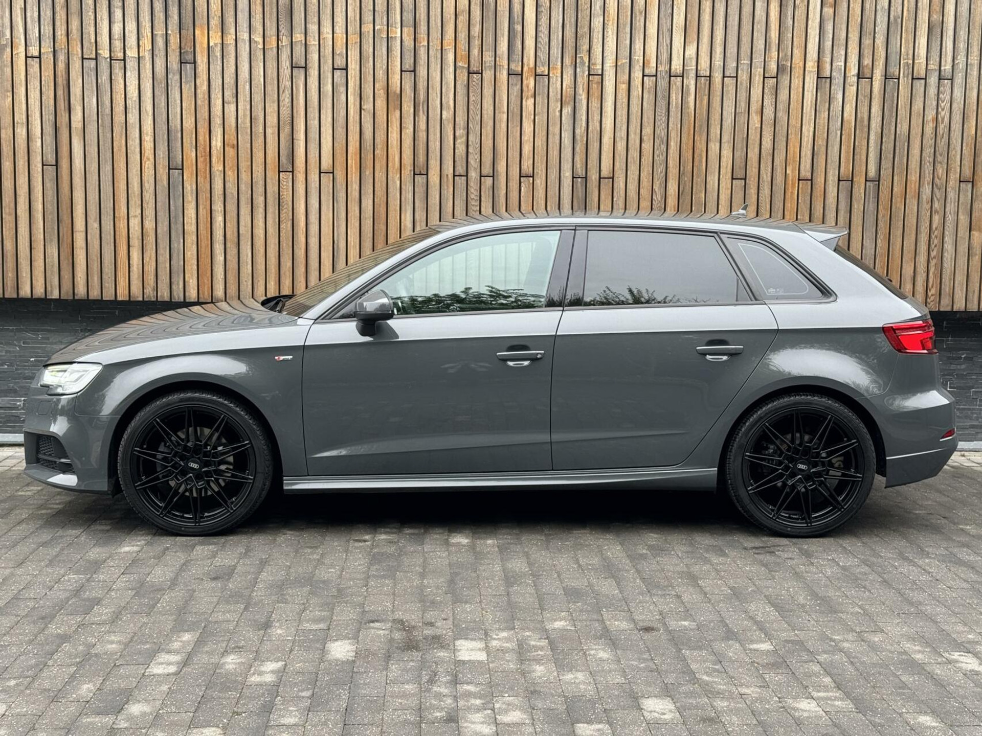 Audi A3 Sportback 1.5 TFSI CoD Sport S Line Edition Automaat | Apple CarPlay | Adaptieve cruise control | Lane assist | Bang&Olufsen audio | 18 inch lichtmetalen velgen | Getint glas | Parkeersensoren voor en achter 44359946-48.jpg | Timcars.nl