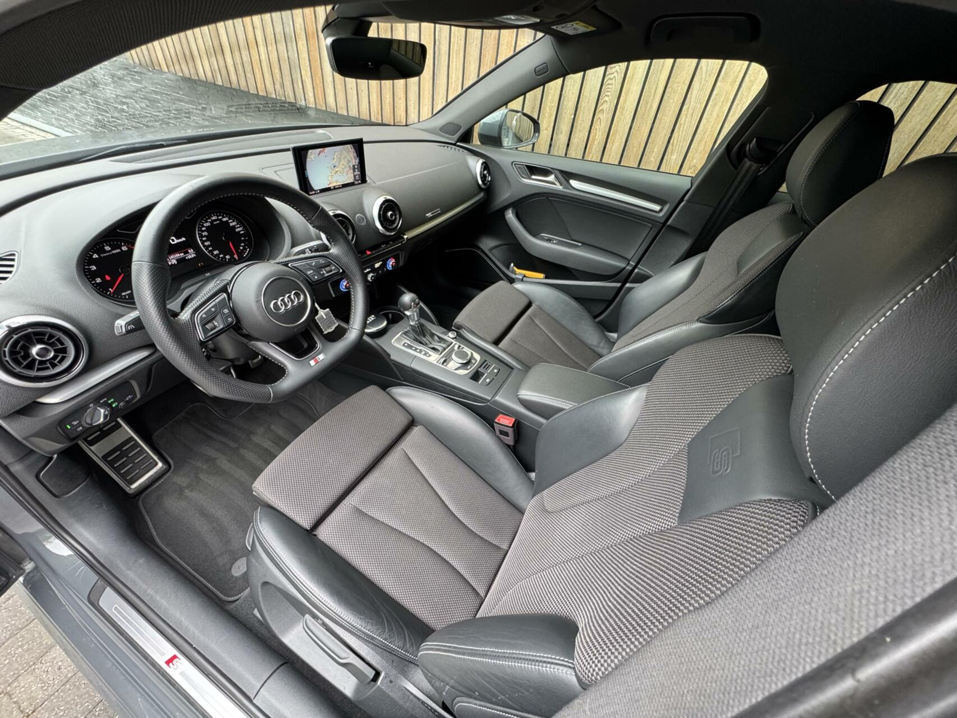 Audi A3 Sportback 1.5 TFSI CoD Sport S Line Edition Automaat | Apple CarPlay | Adaptieve cruise control | Lane assist | Bang&Olufsen audio | 18 inch lichtmetalen velgen | Getint glas | Parkeersensoren voor en achter 44359946-6.jpg | Timcars.nl