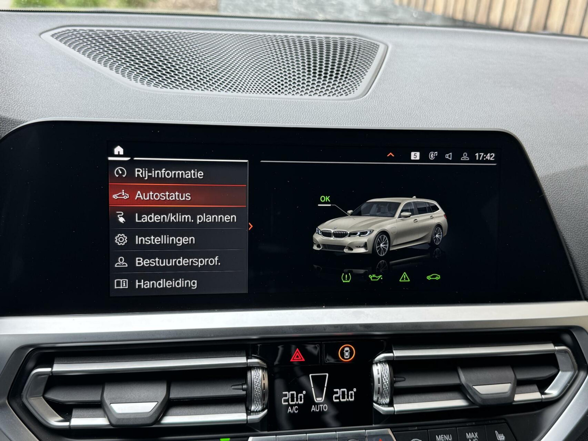 BMW 3 Serie Touring 330e Automaat | Leer | Adaptieve cruise control | DAB radio | Getint glas | LED verlichting | Stoelverwarming | Audio installatie | Apple CarPlay | Parkeersensoren voor en achter 44761105-24.jpg | Timcars.nl