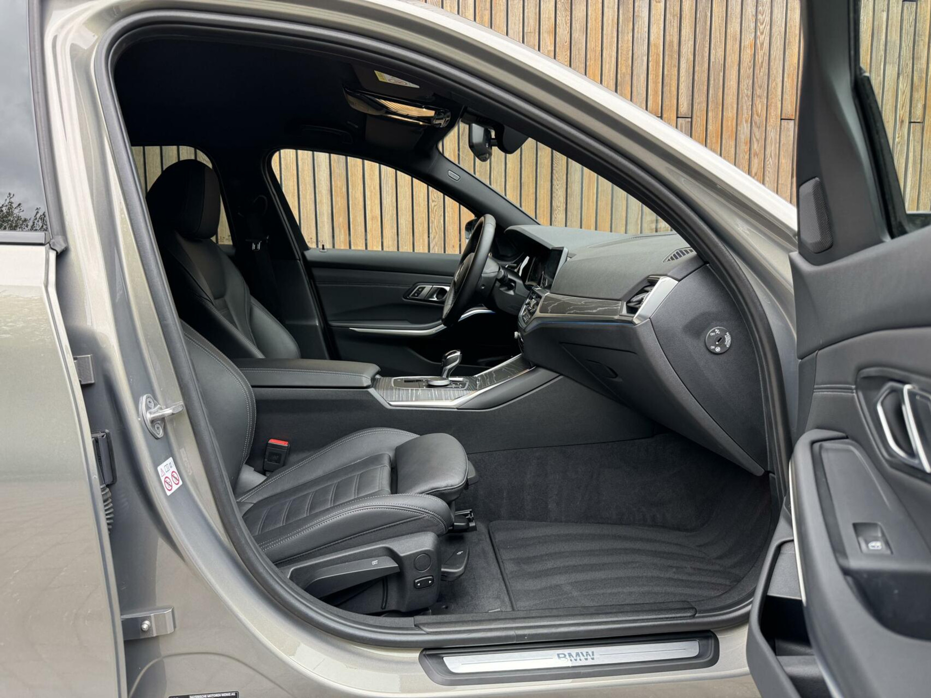 BMW 3 Serie Touring 330e Automaat | Leer | Adaptieve cruise control | DAB radio | Getint glas | LED verlichting | Stoelverwarming | Audio installatie | Apple CarPlay | Parkeersensoren voor en achter 44761105-45.jpg | Timcars.nl