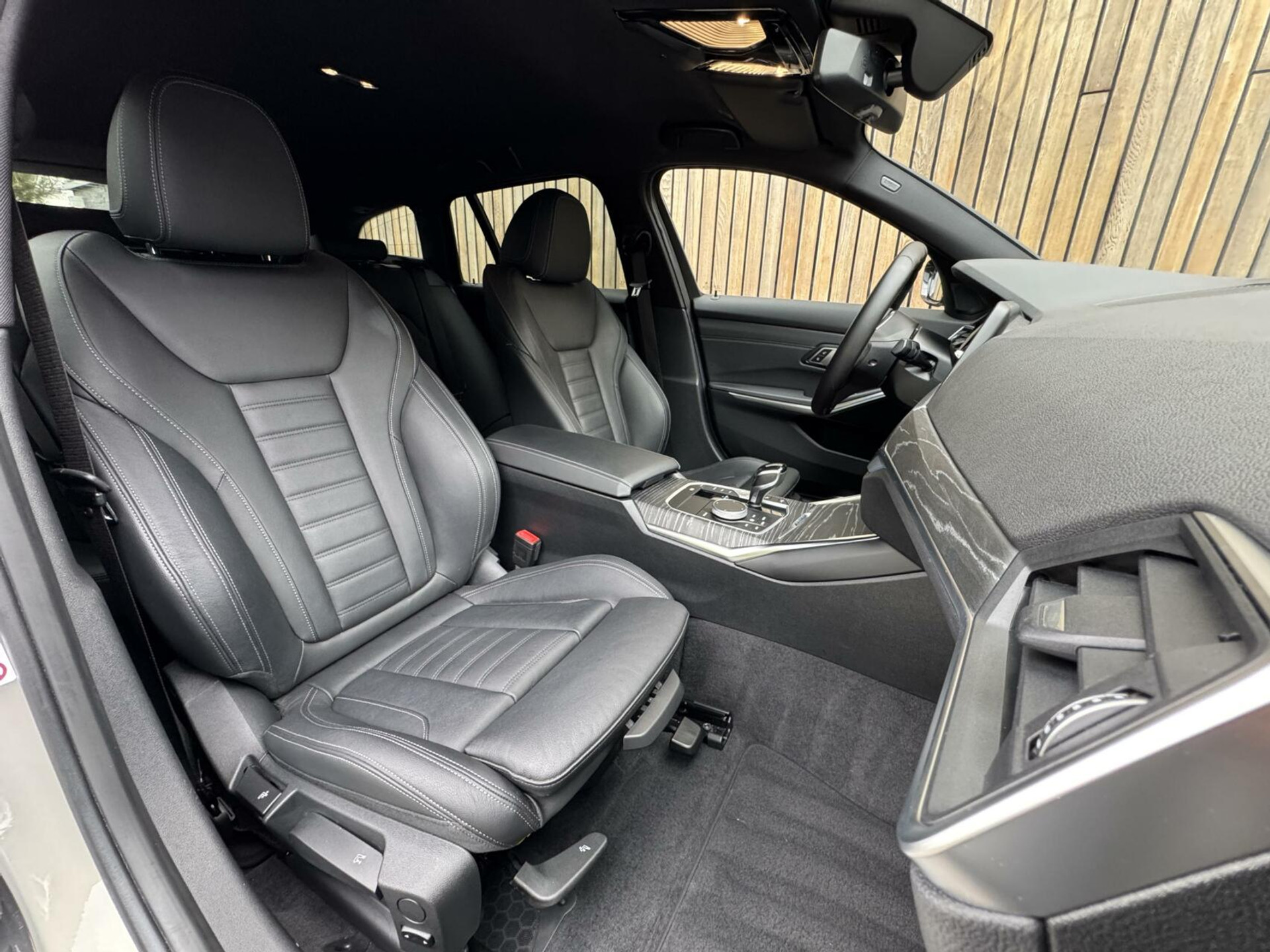 BMW 3 Serie Touring 330e Automaat | Leer | Adaptieve cruise control | DAB radio | Getint glas | LED verlichting | Stoelverwarming | Audio installatie | Apple CarPlay | Parkeersensoren voor en achter 44761105-46.jpg | Timcars.nl