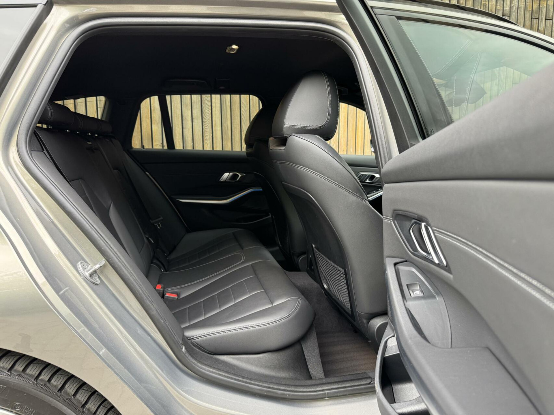 BMW 3 Serie Touring 330e Automaat | Leer | Adaptieve cruise control | DAB radio | Getint glas | LED verlichting | Stoelverwarming | Audio installatie | Apple CarPlay | Parkeersensoren voor en achter 44761105-47.jpg | Timcars.nl