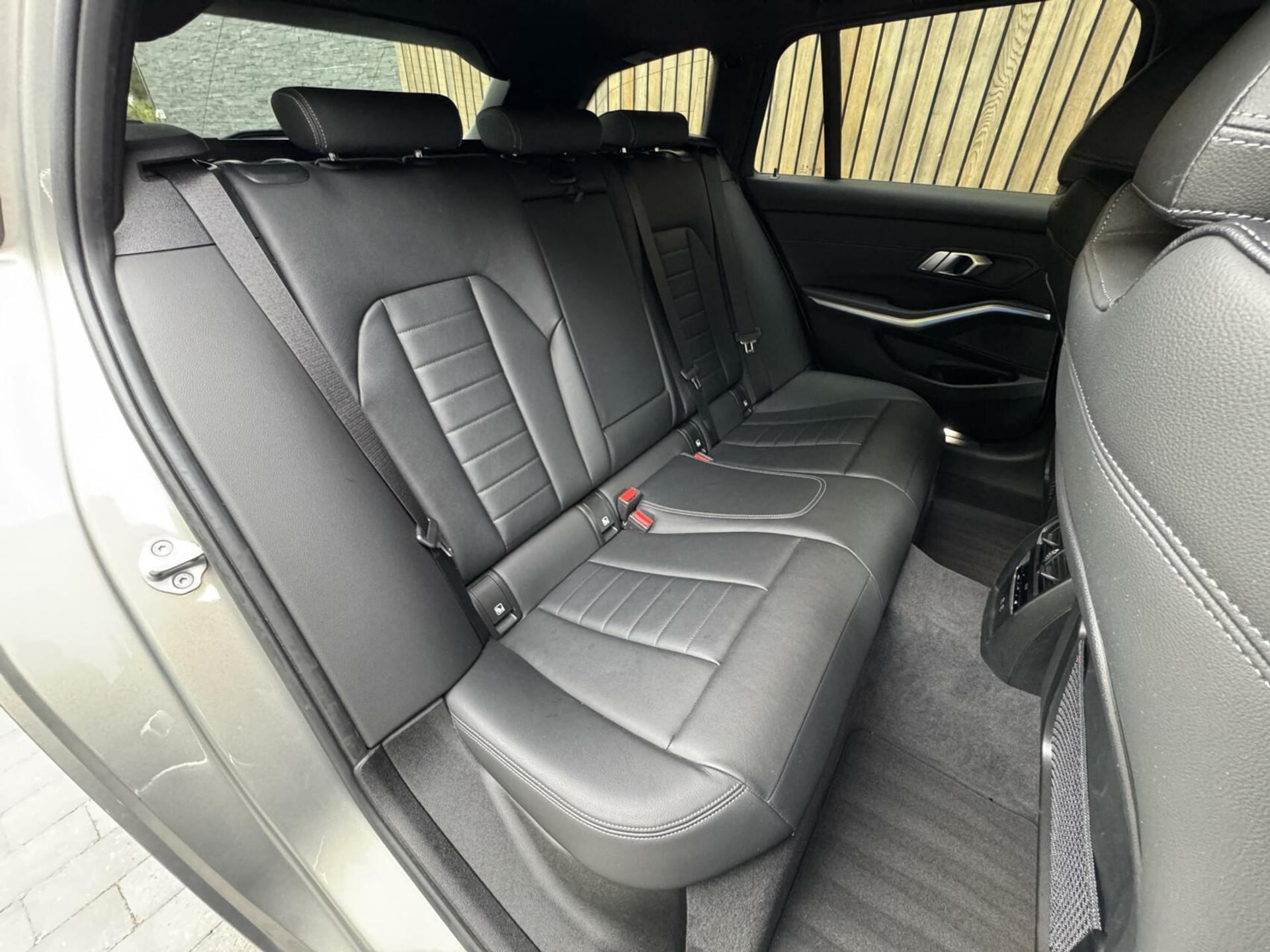 BMW 3 Serie Touring 330e Automaat | Leer | Adaptieve cruise control | DAB radio | Getint glas | LED verlichting | Stoelverwarming | Audio installatie | Apple CarPlay | Parkeersensoren voor en achter 44761105-48.jpg | Timcars.nl