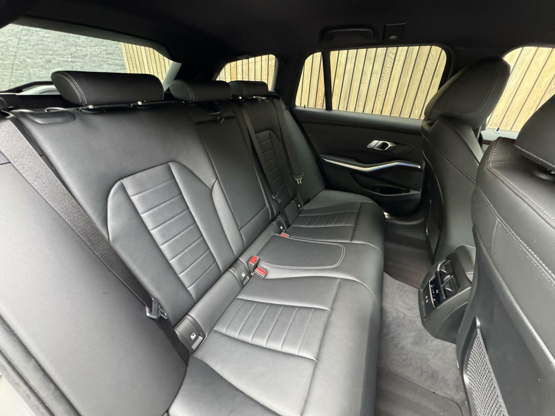 BMW 3 Serie Touring 330e Automaat | Leer | Adaptieve cruise control | DAB radio | Getint glas | LED verlichting | Stoelverwarming | Audio installatie | Apple CarPlay | Parkeersensoren voor en achter 44761105-50.jpg | Timcars.nl