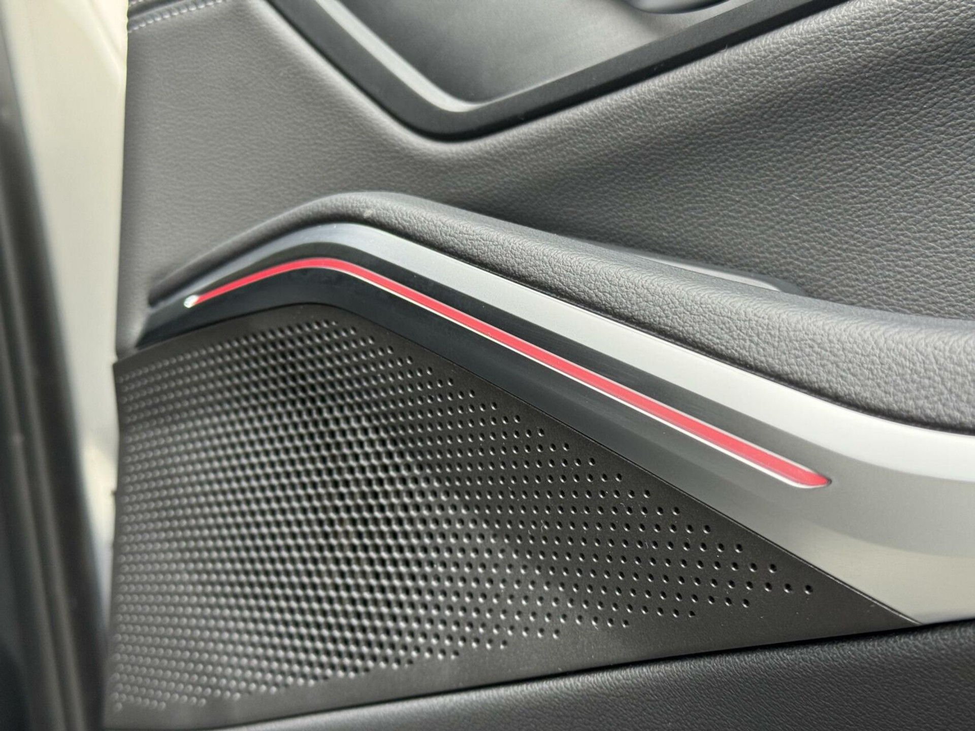 BMW 3 Serie Touring 330e Automaat | Leer | Adaptieve cruise control | DAB radio | Getint glas | LED verlichting | Stoelverwarming | Audio installatie | Apple CarPlay | Parkeersensoren voor en achter 44761105-55.jpg | Timcars.nl