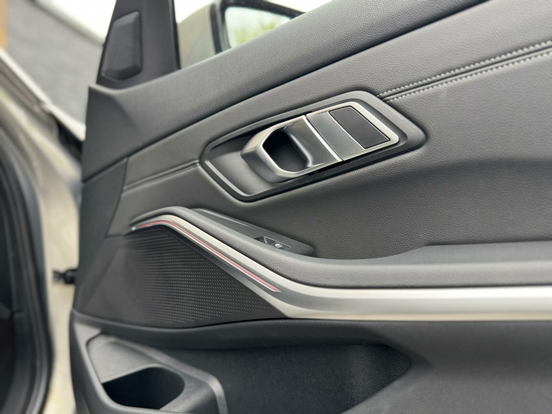 BMW 3 Serie Touring 330e Automaat | Leer | Adaptieve cruise control | DAB radio | Getint glas | LED verlichting | Stoelverwarming | Audio installatie | Apple CarPlay | Parkeersensoren voor en achter 44761105-57.jpg | Timcars.nl