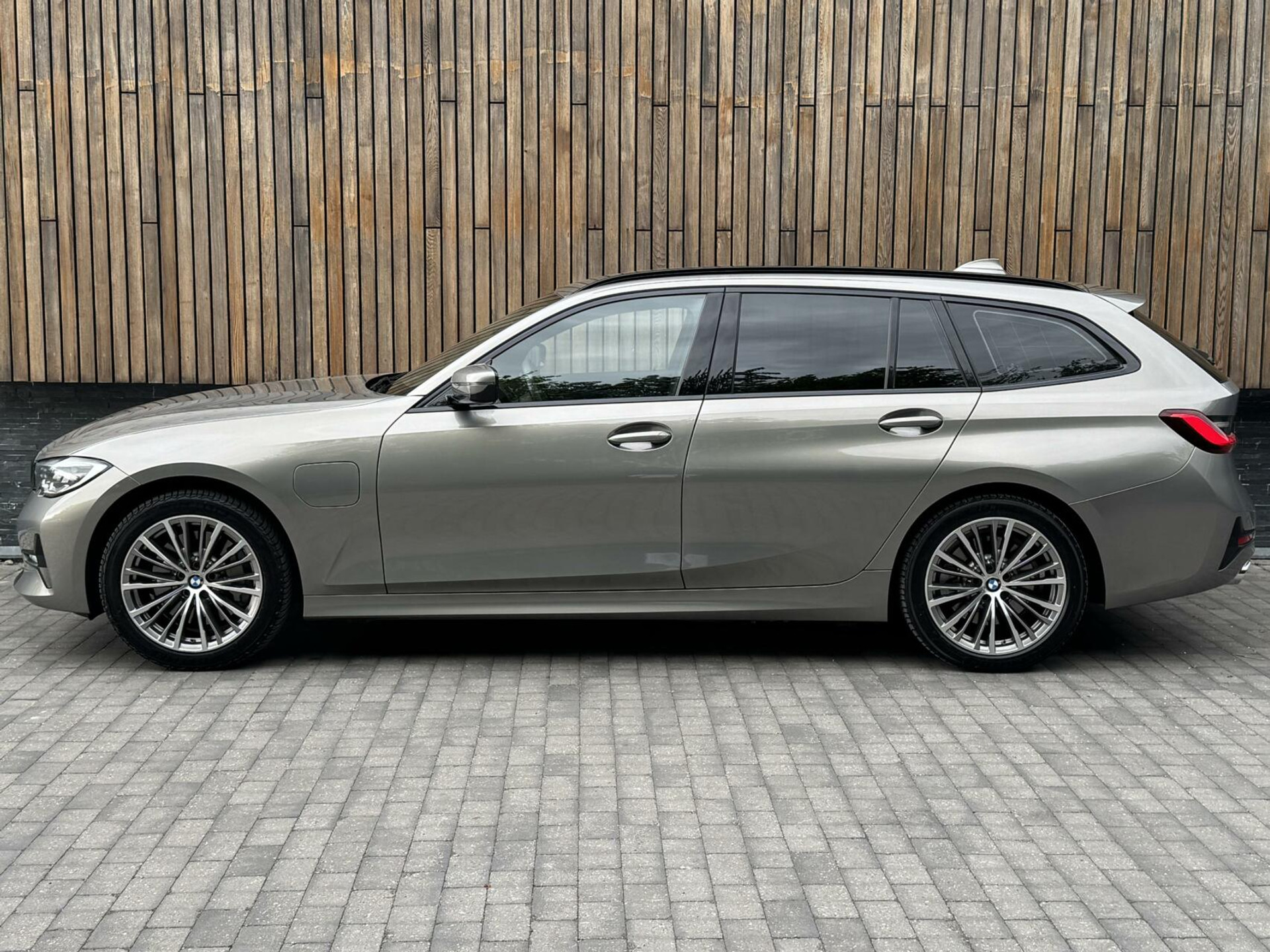 BMW 3 Serie Touring 330e Automaat | Leer | Adaptieve cruise control | DAB radio | Getint glas | LED verlichting | Stoelverwarming | Audio installatie | Apple CarPlay | Parkeersensoren voor en achter 44761105-65.jpg | Timcars.nl